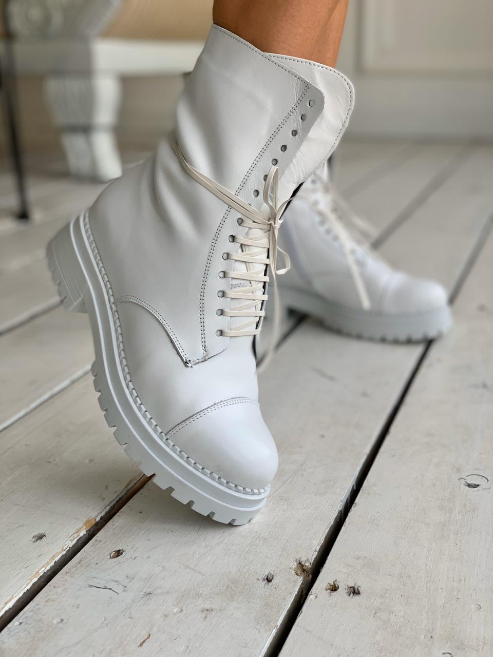 белые ботинки фото