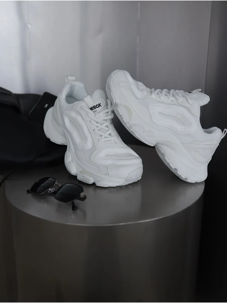 Кроссовки на высокой подошве повседневные