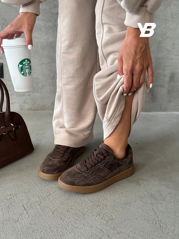 Кроссовки спортивные