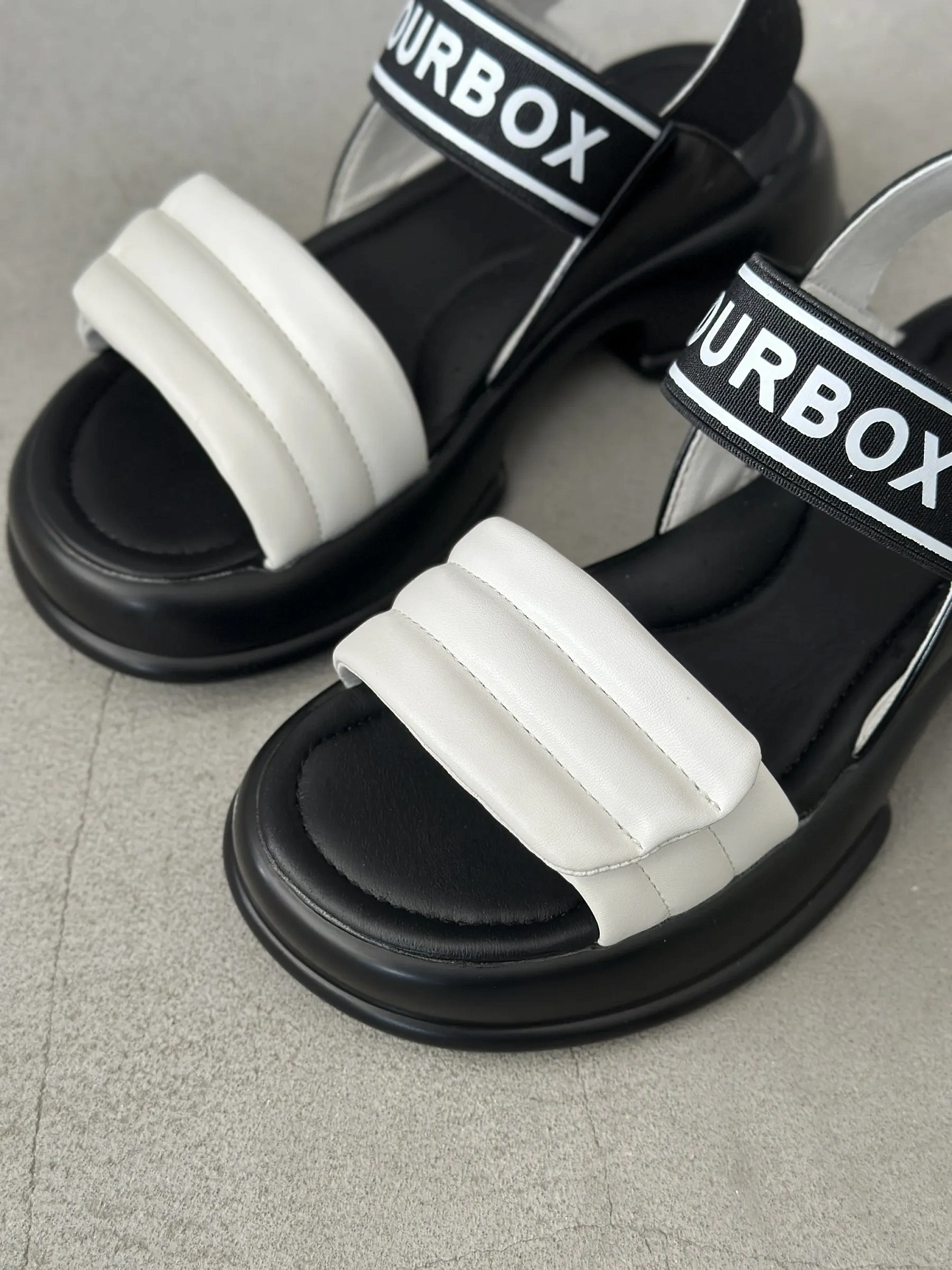 Летние босоножки на толстой подошве