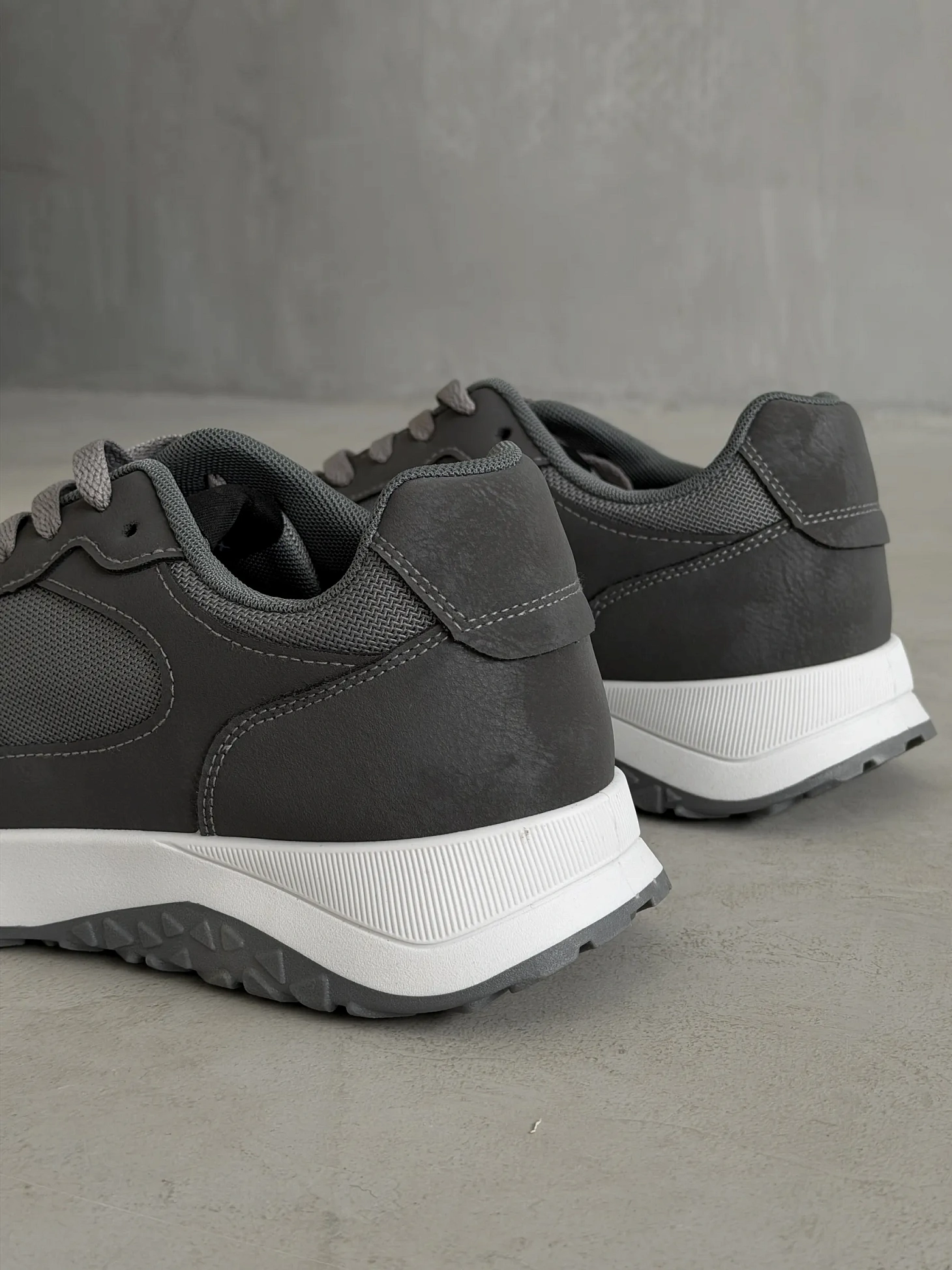 Демисезонные кроссовки спортивные