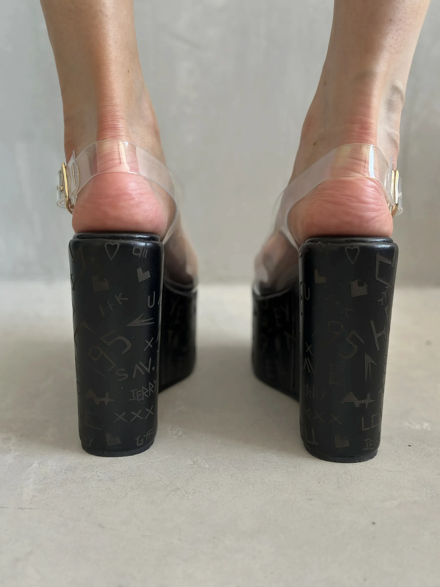 Летние босоножки на платформе танкетка