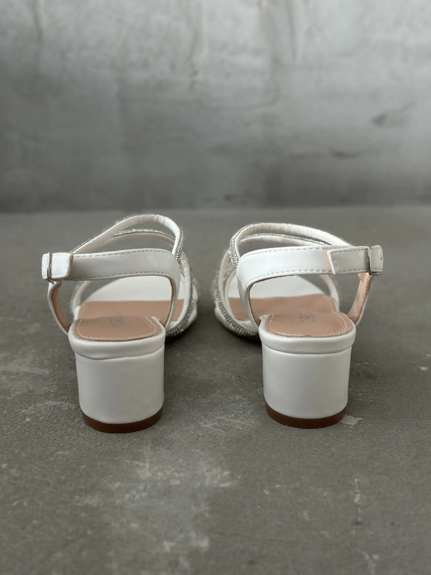 Летние босоножки подростковые на низком каблуке