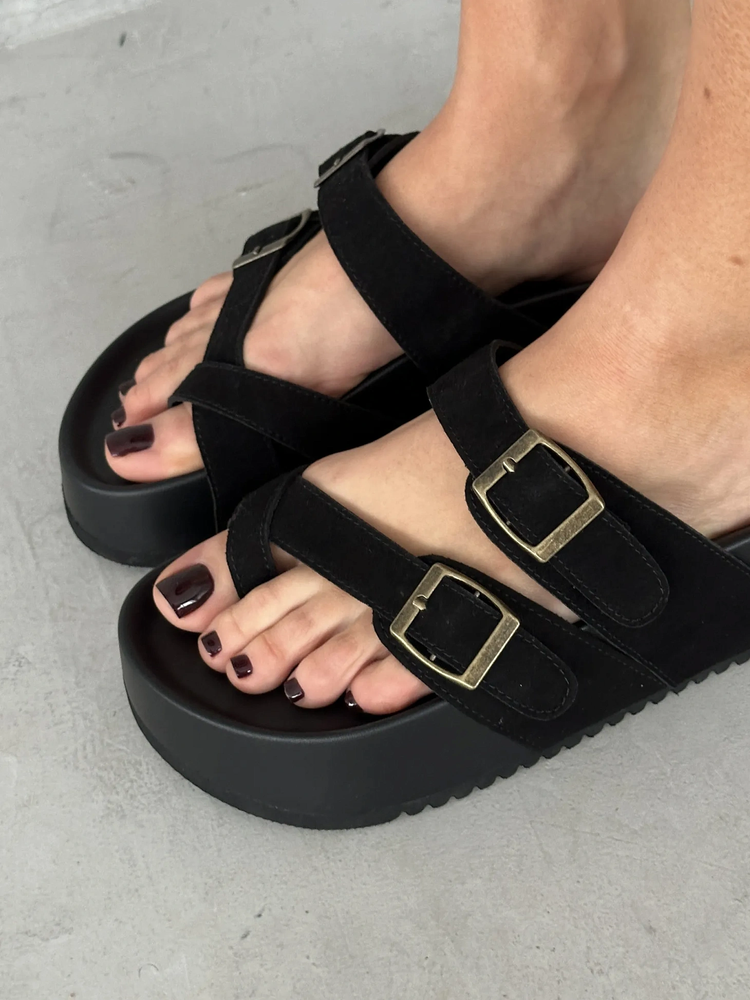 Летние босоножки женские через палец на плоской подошве