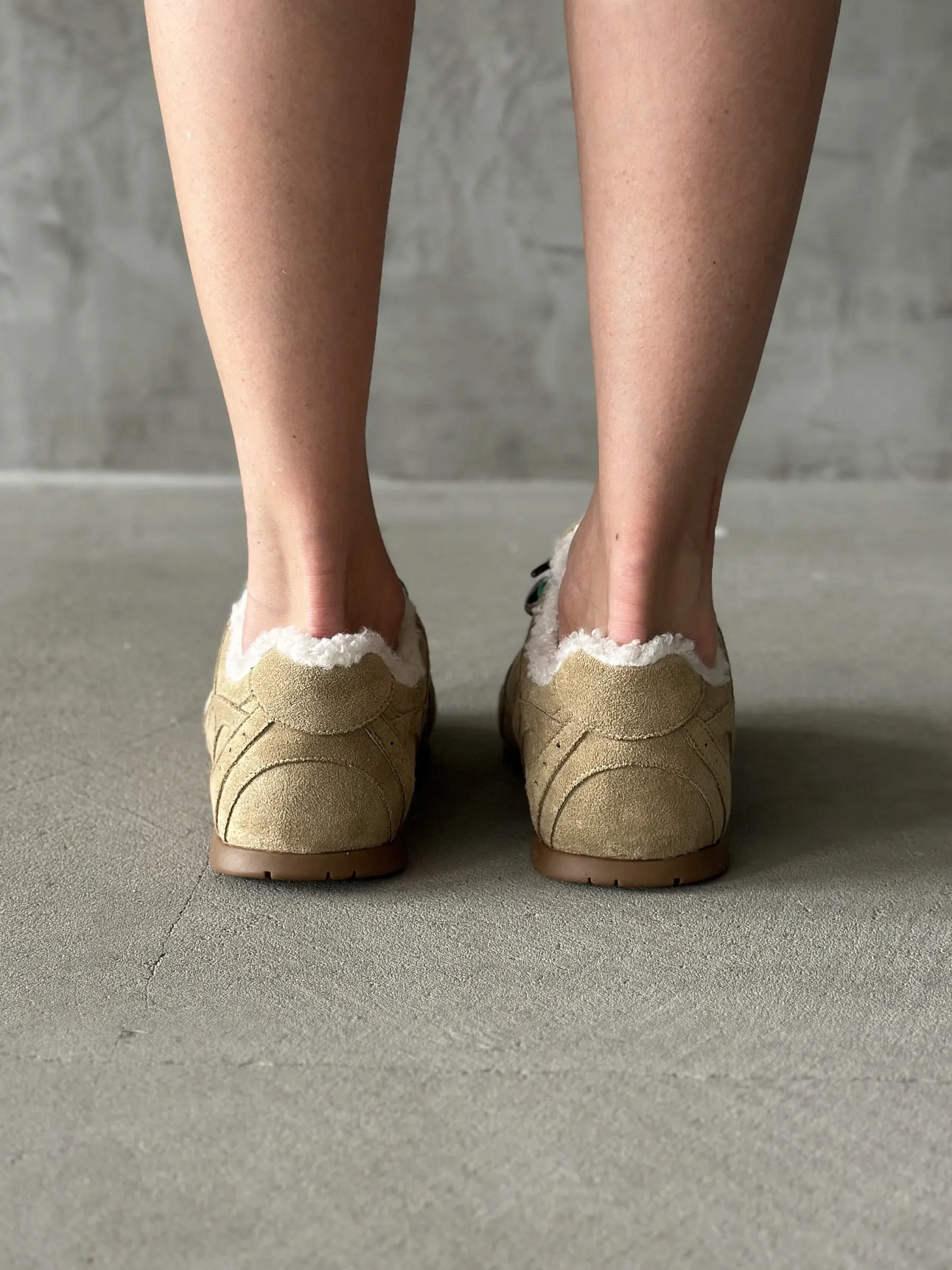 Зимние кроссовки с мехом на платформе