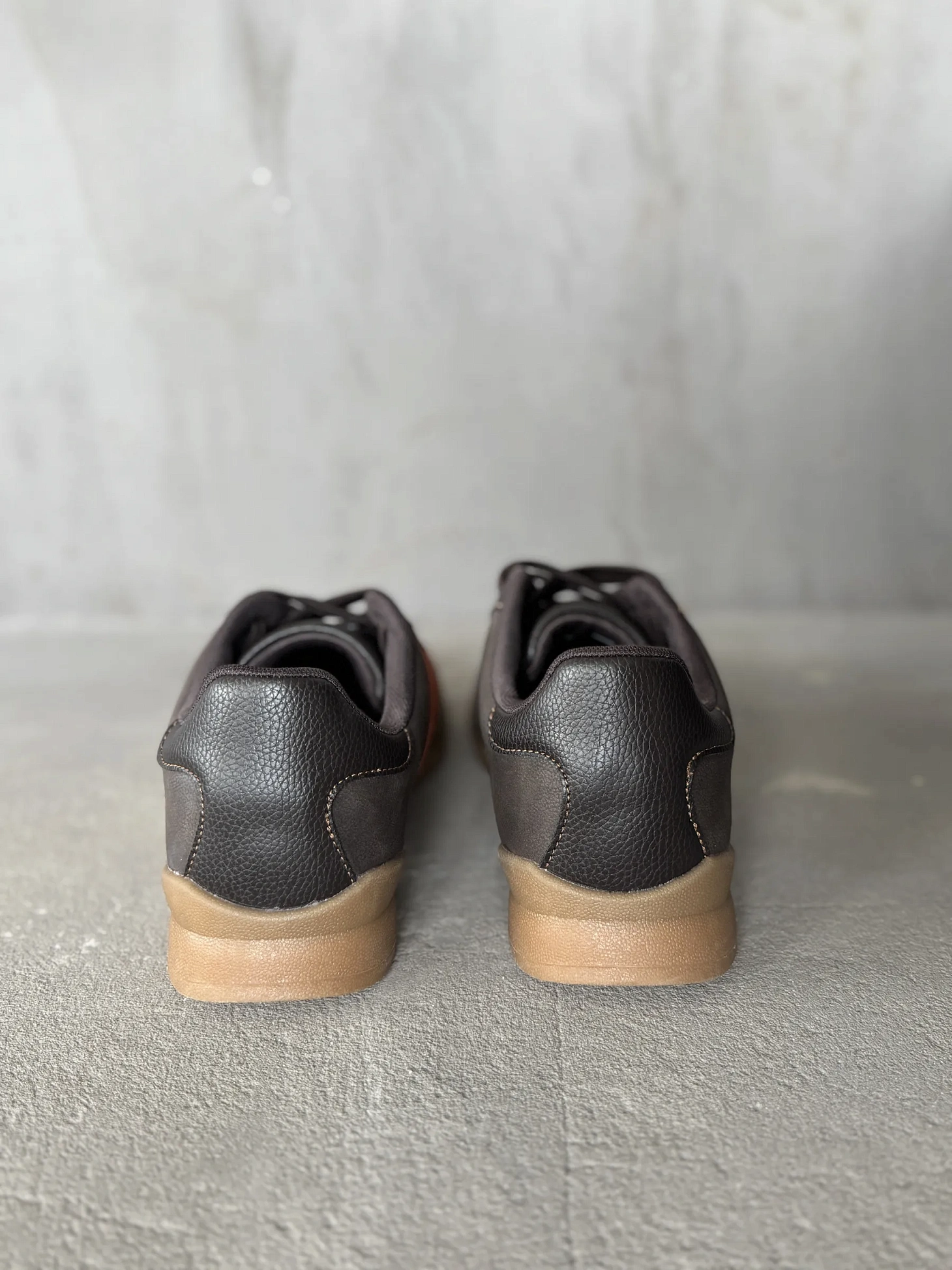 Демисезонные кроссовки на тонкой подошве