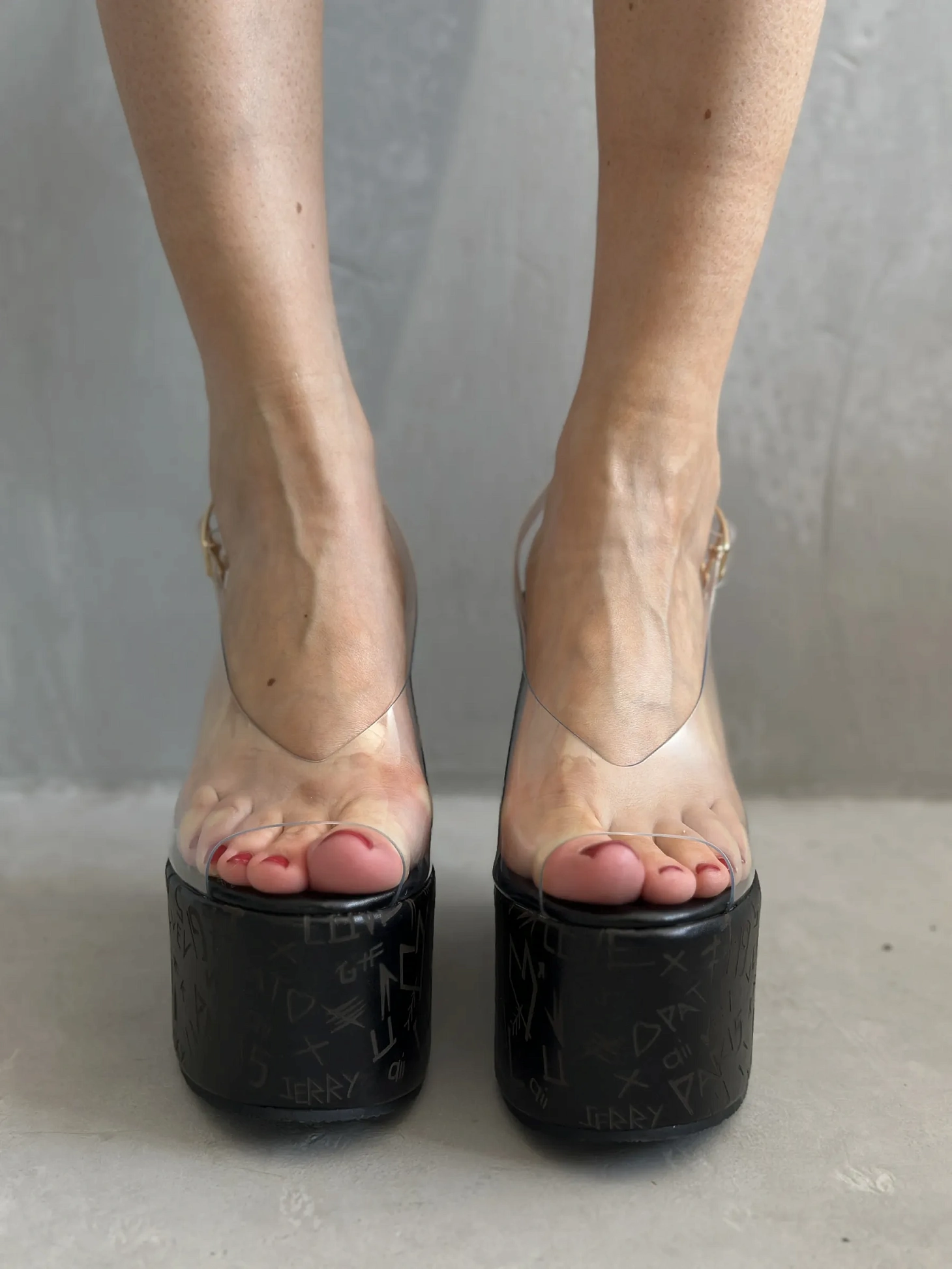 Летние босоножки на платформе танкетка