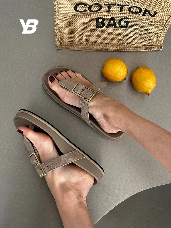 Летние босоножки женские через палец на плоской подошве