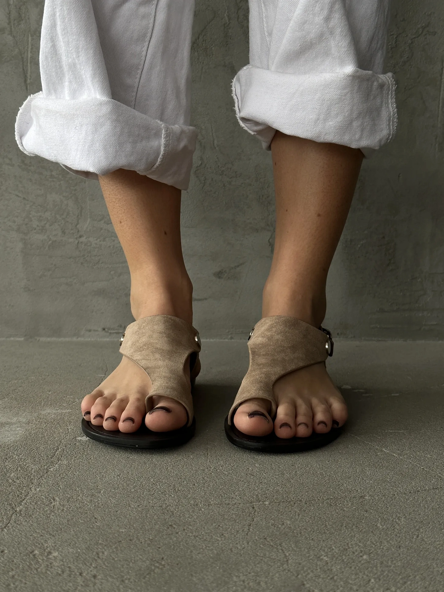 Летние босоножки женские через палец на плоской подошве