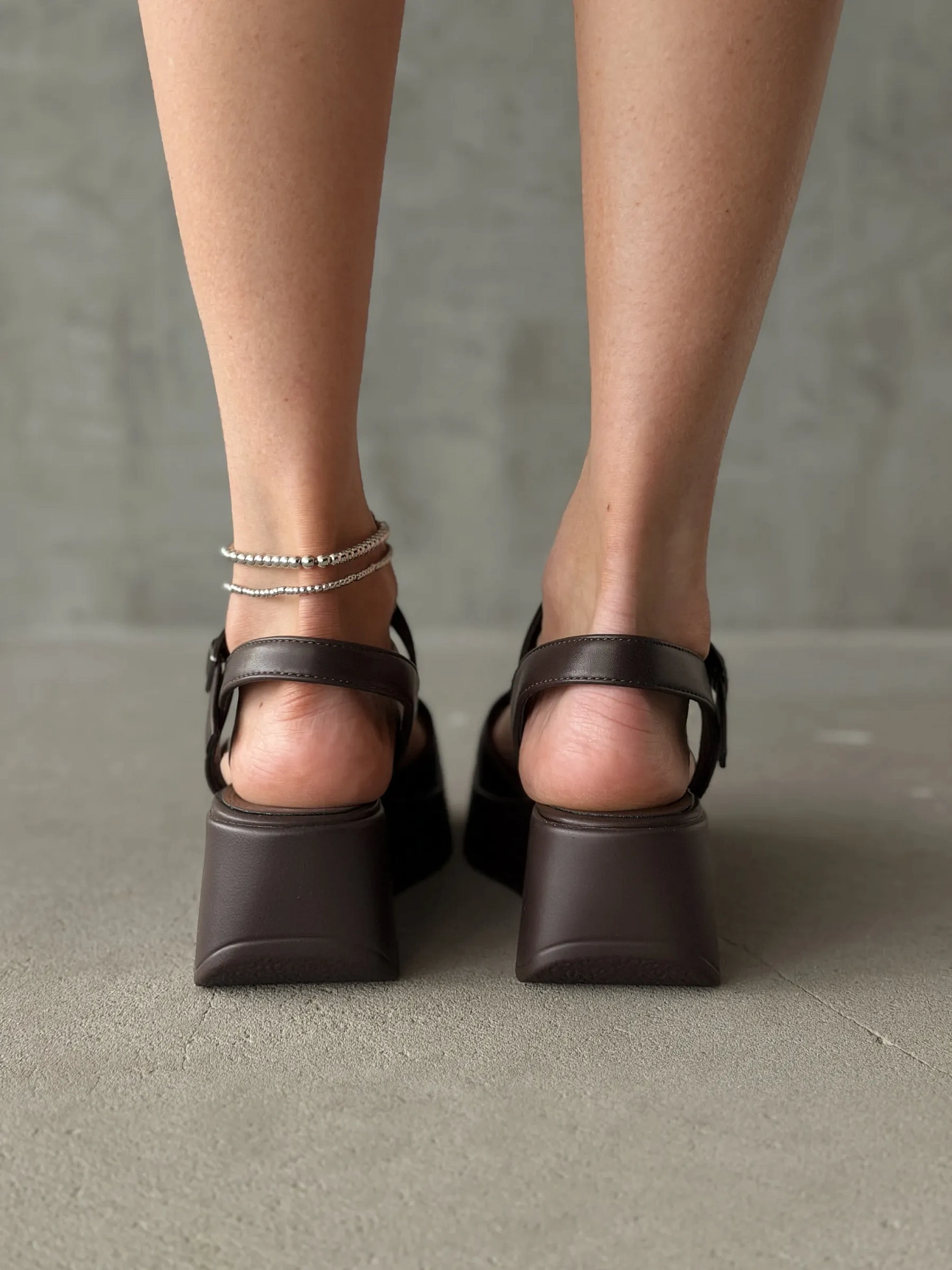 Летние босоножки на платформе танкетка