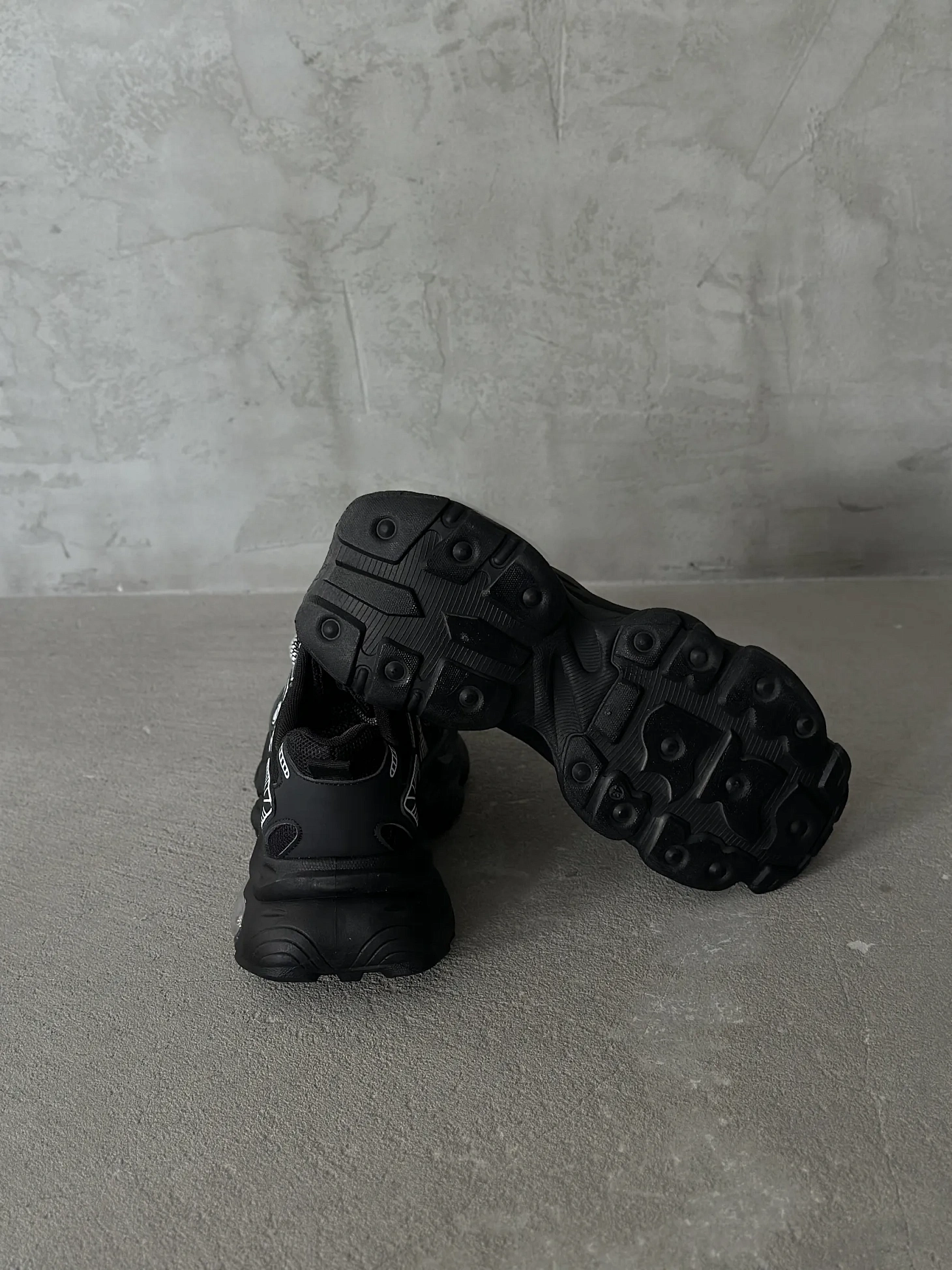 Кроссовки на высокой подошве повседневные