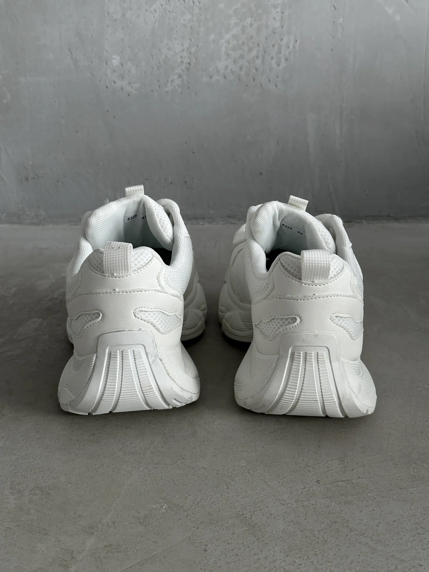 Кроссовки на высокой подошве повседневные