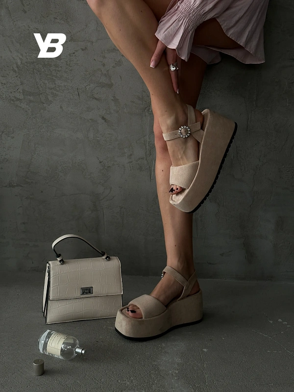 Летние босоножки женские на танкетке