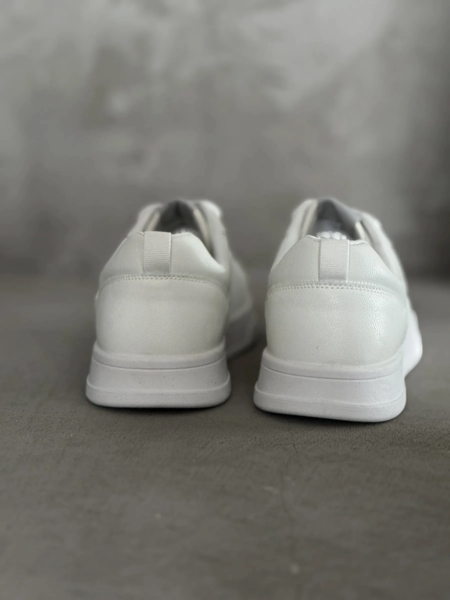 Демисезонные кроссовки спортивные