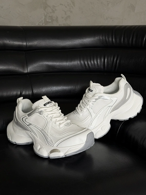 Кроссовки на высокой подошве повседневные