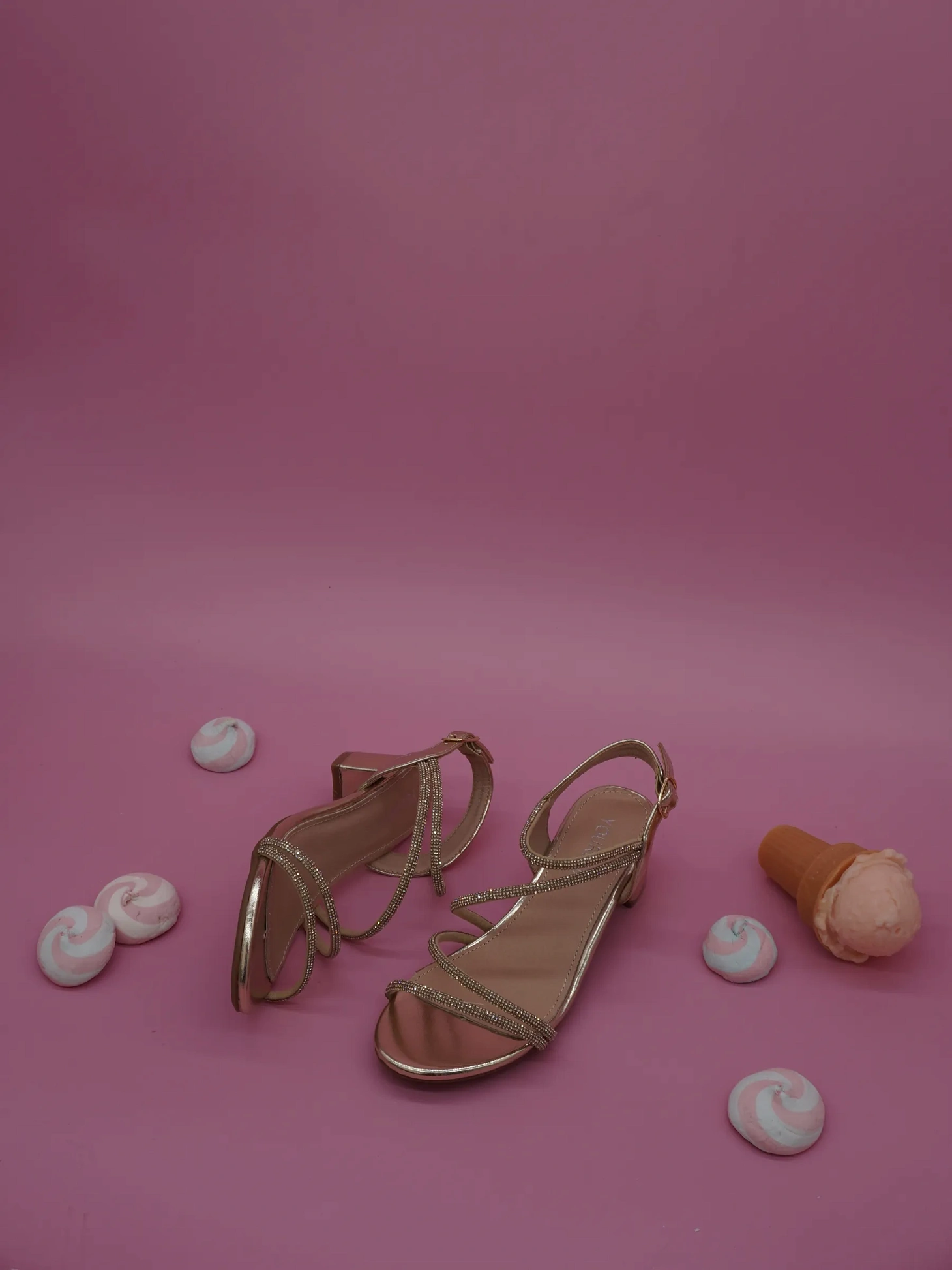 Летние босоножки подростковые на низком каблуке