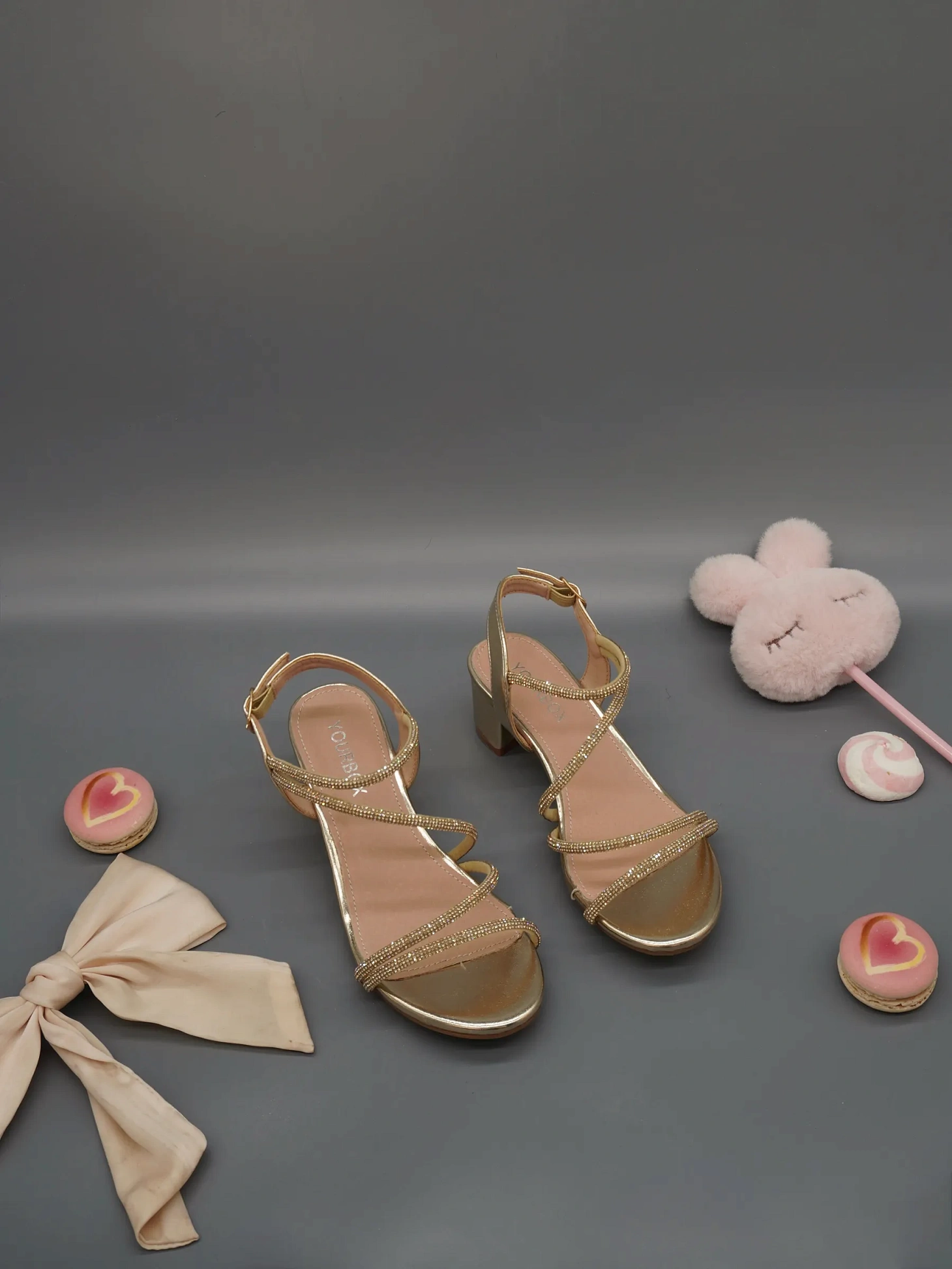 Летние босоножки подростковые на низком каблуке