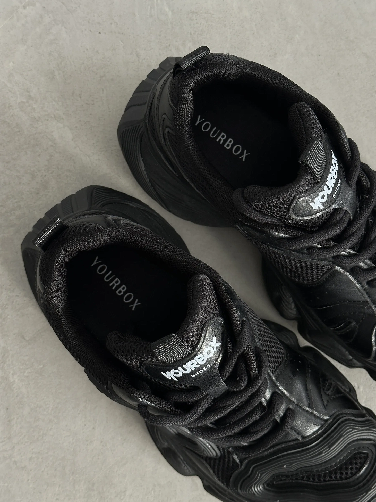 Кроссовки на высокой подошве повседневные