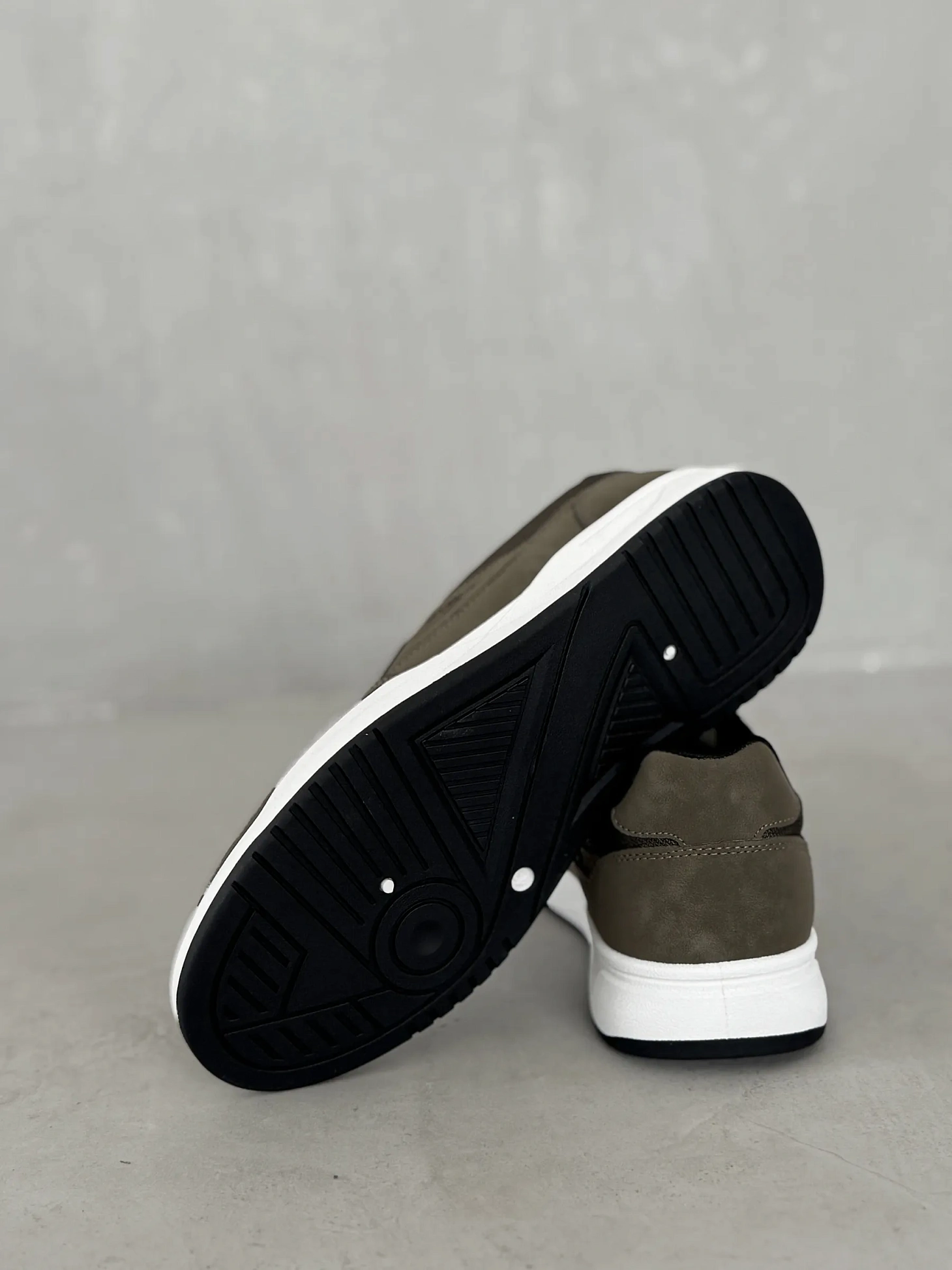 Демисезонные кроссовки спортивные