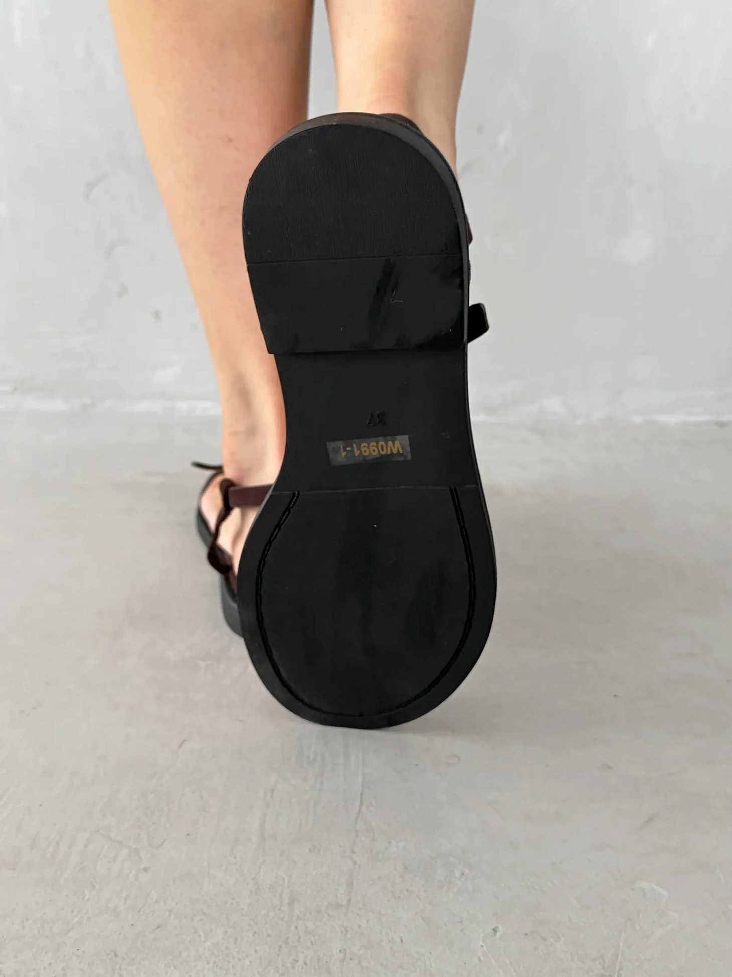 Летние босоножки женские через палец на плоской подошве