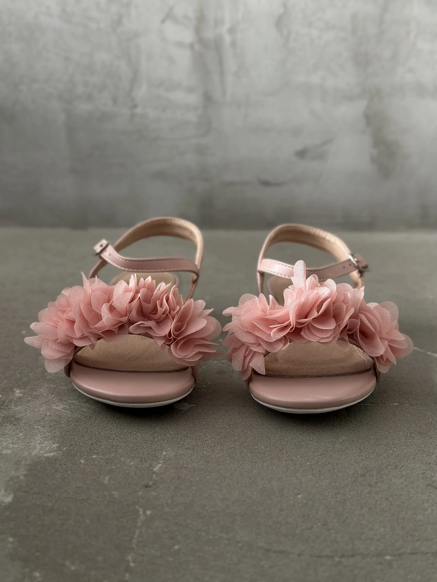 Летние босоножки подростковые на низком каблуке