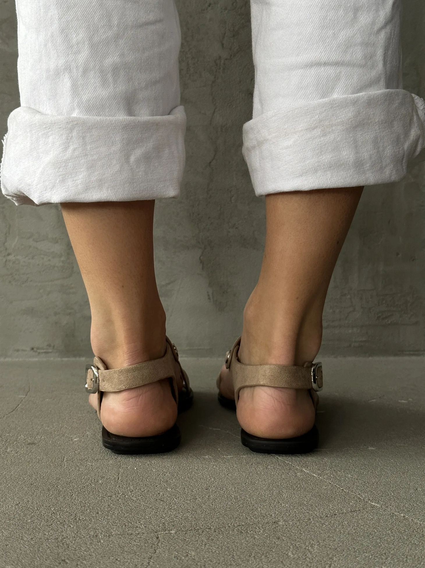 Летние босоножки женские через палец на плоской подошве