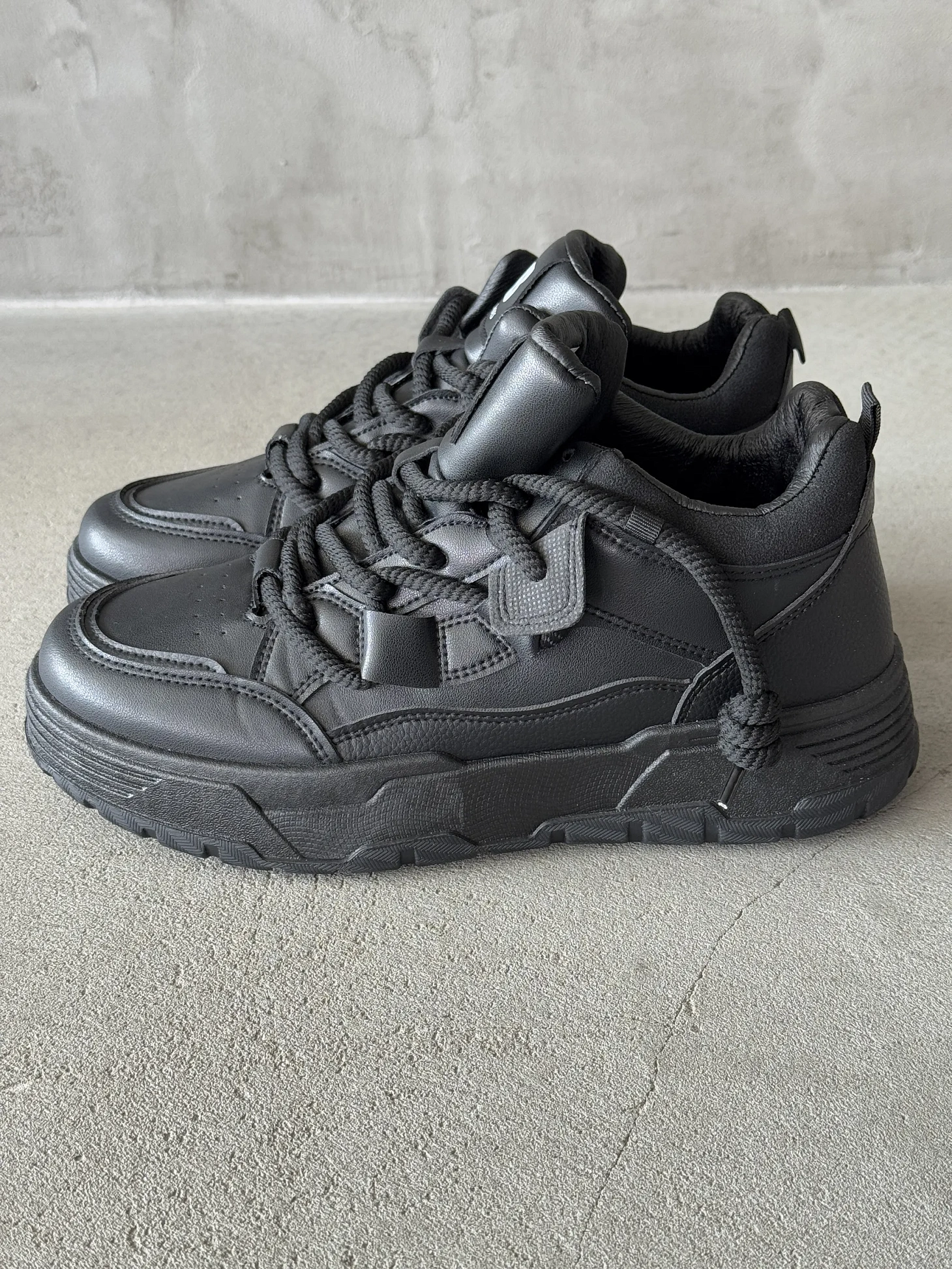 Кроссовки на высокой подошве повседневные