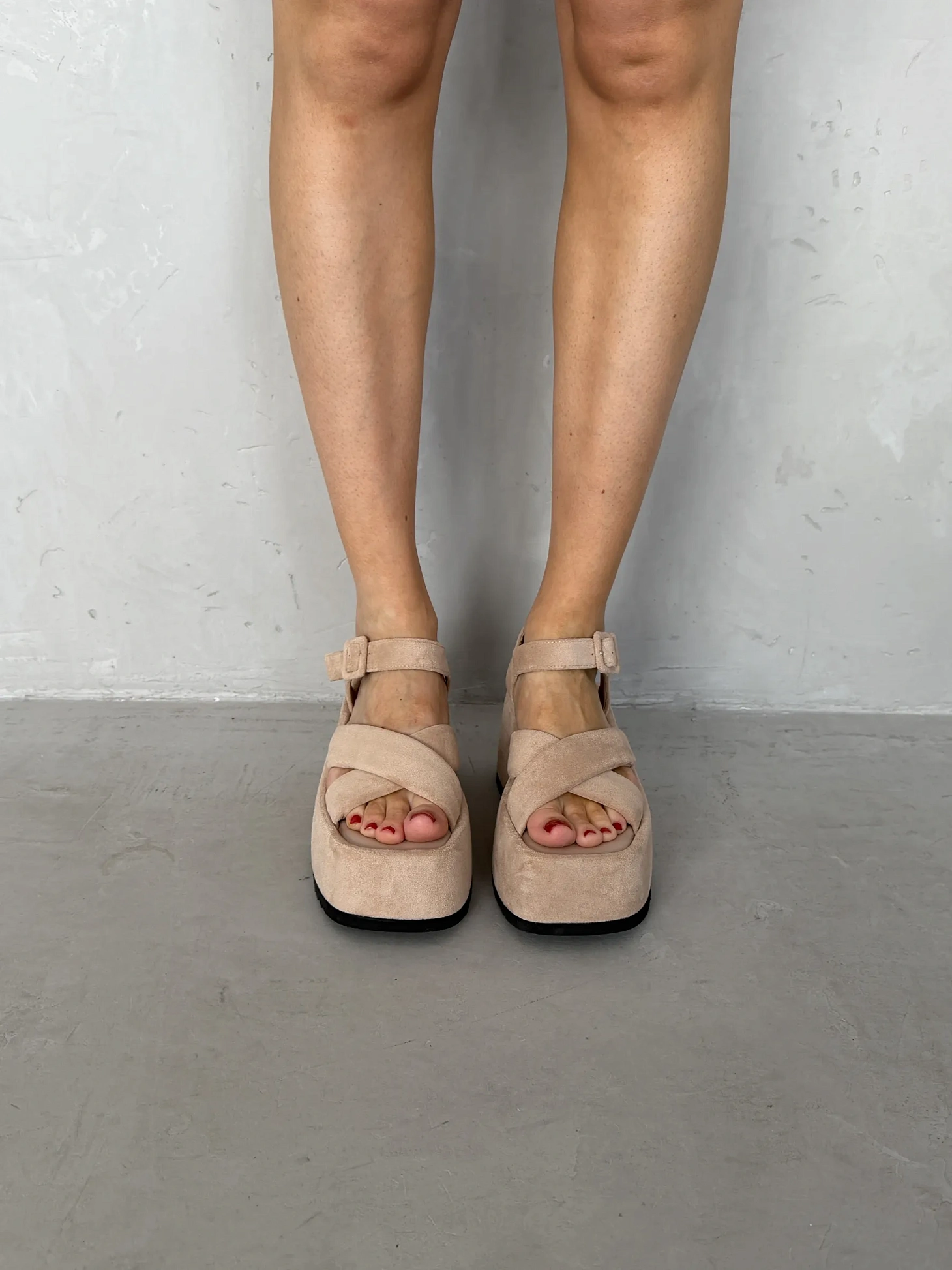 Летние босоножки женские на танкетке