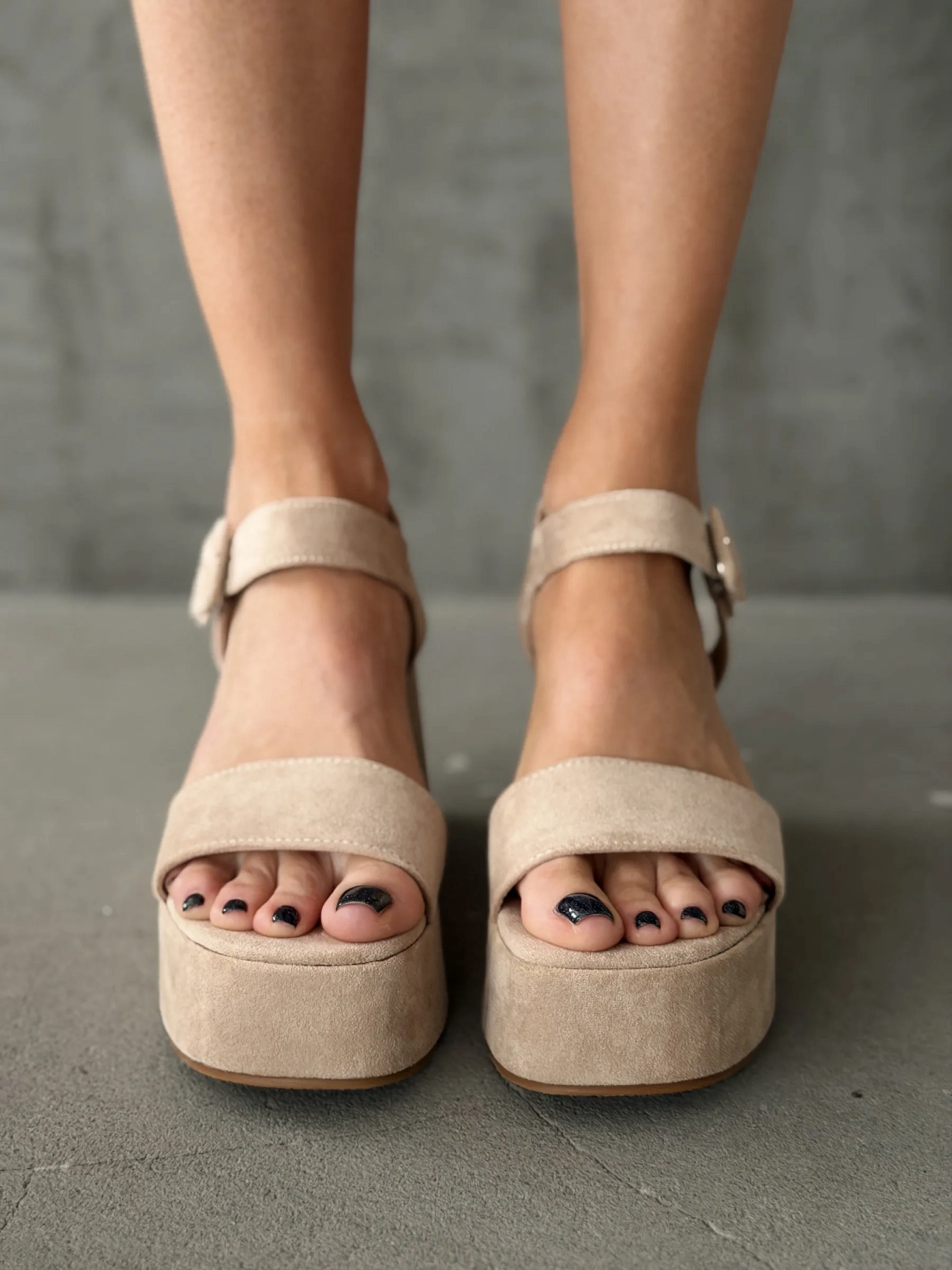 Летние босоножки на платформе танкетка