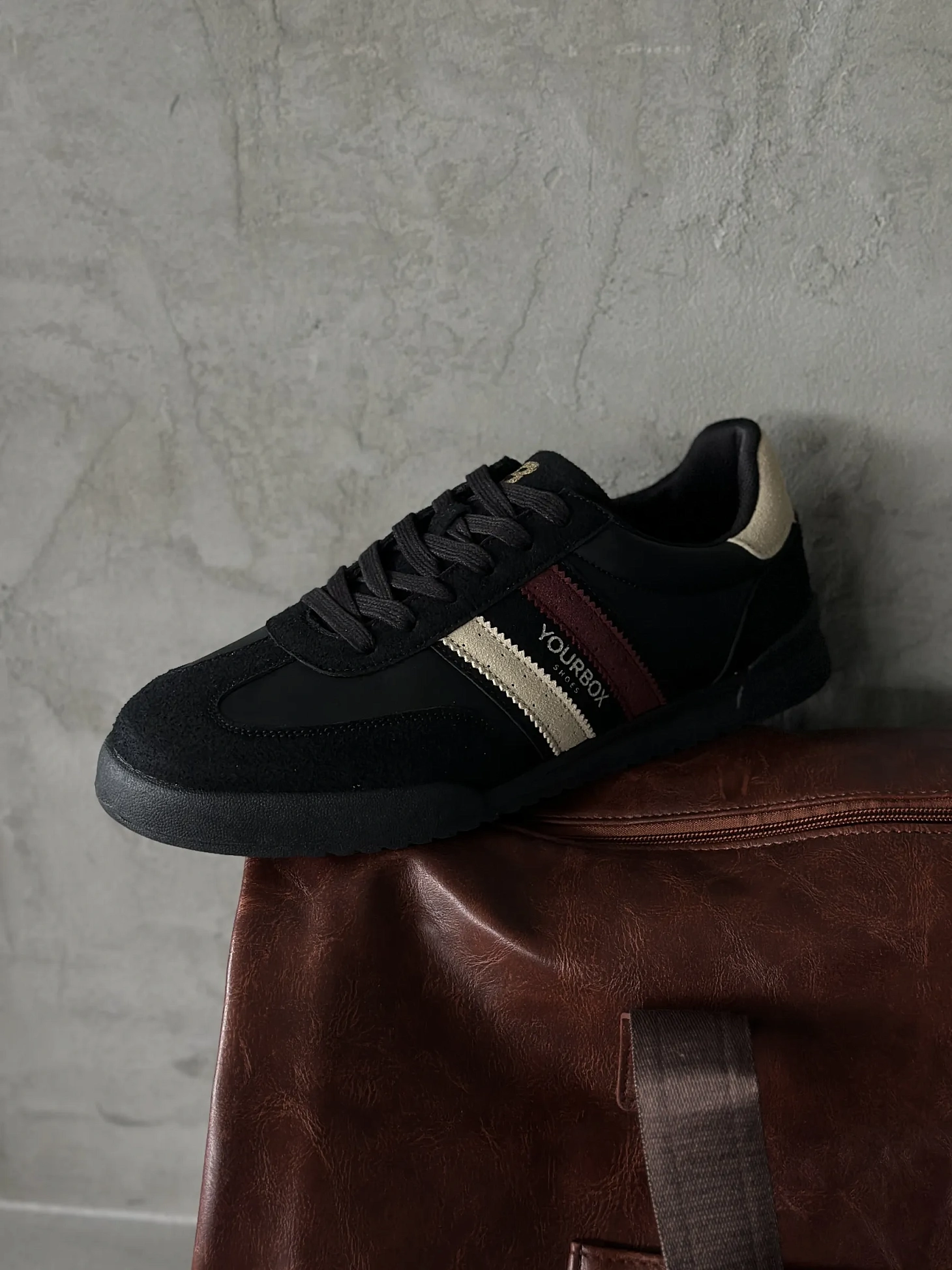 Демисезонные кроссовки на тонкой подошве