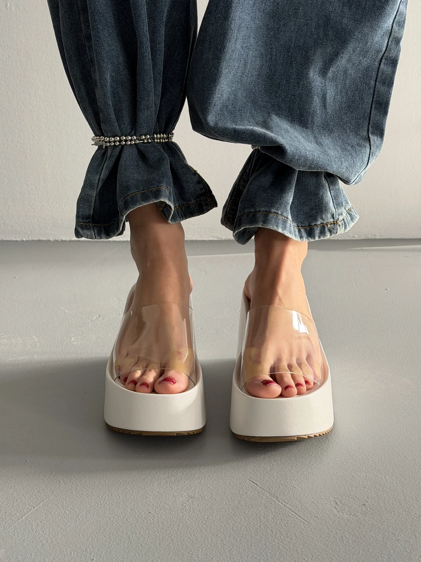 Летние босоножки женские на танкетке