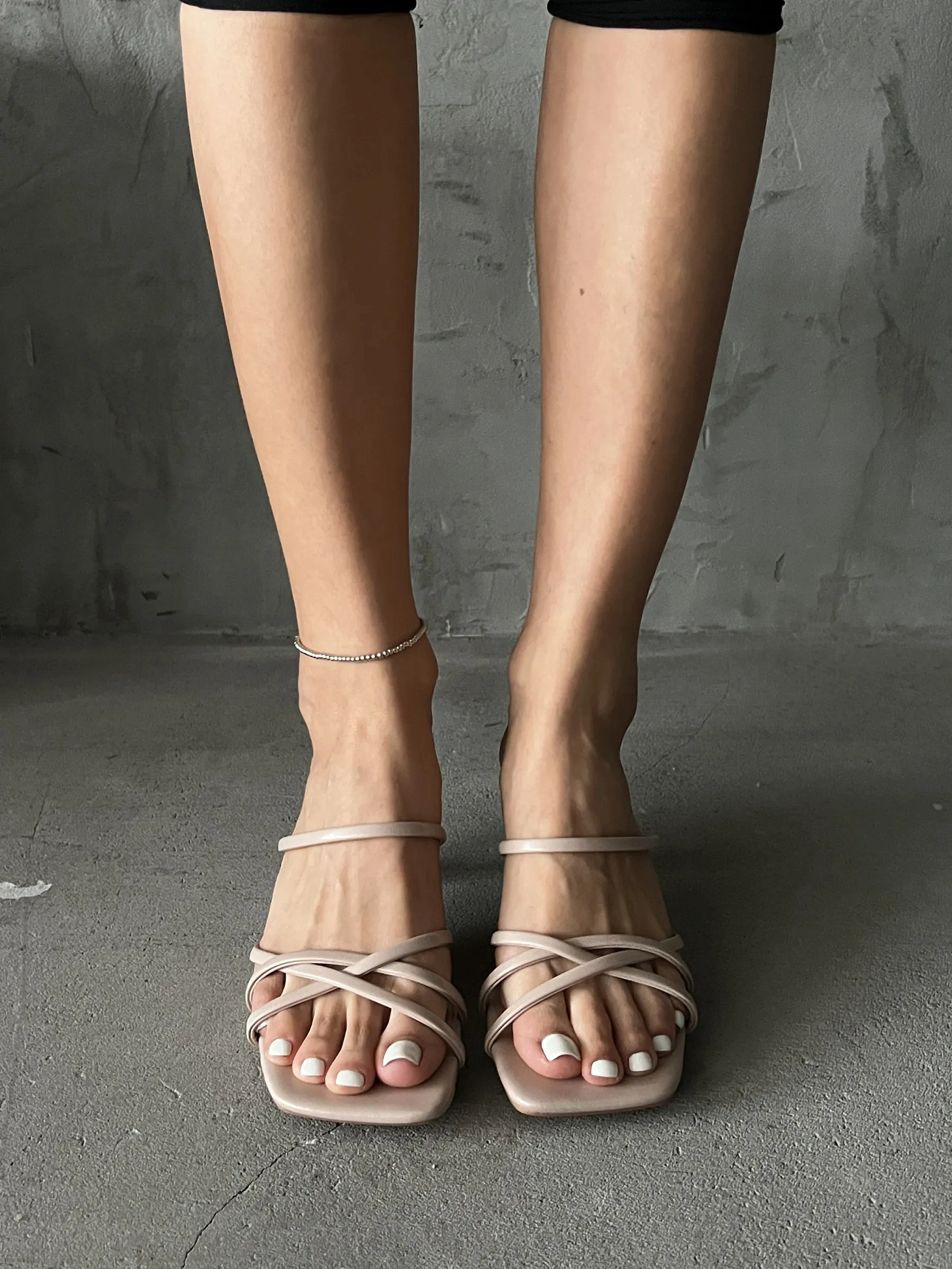 Летние босоножки женские на низком каблуке шпильке