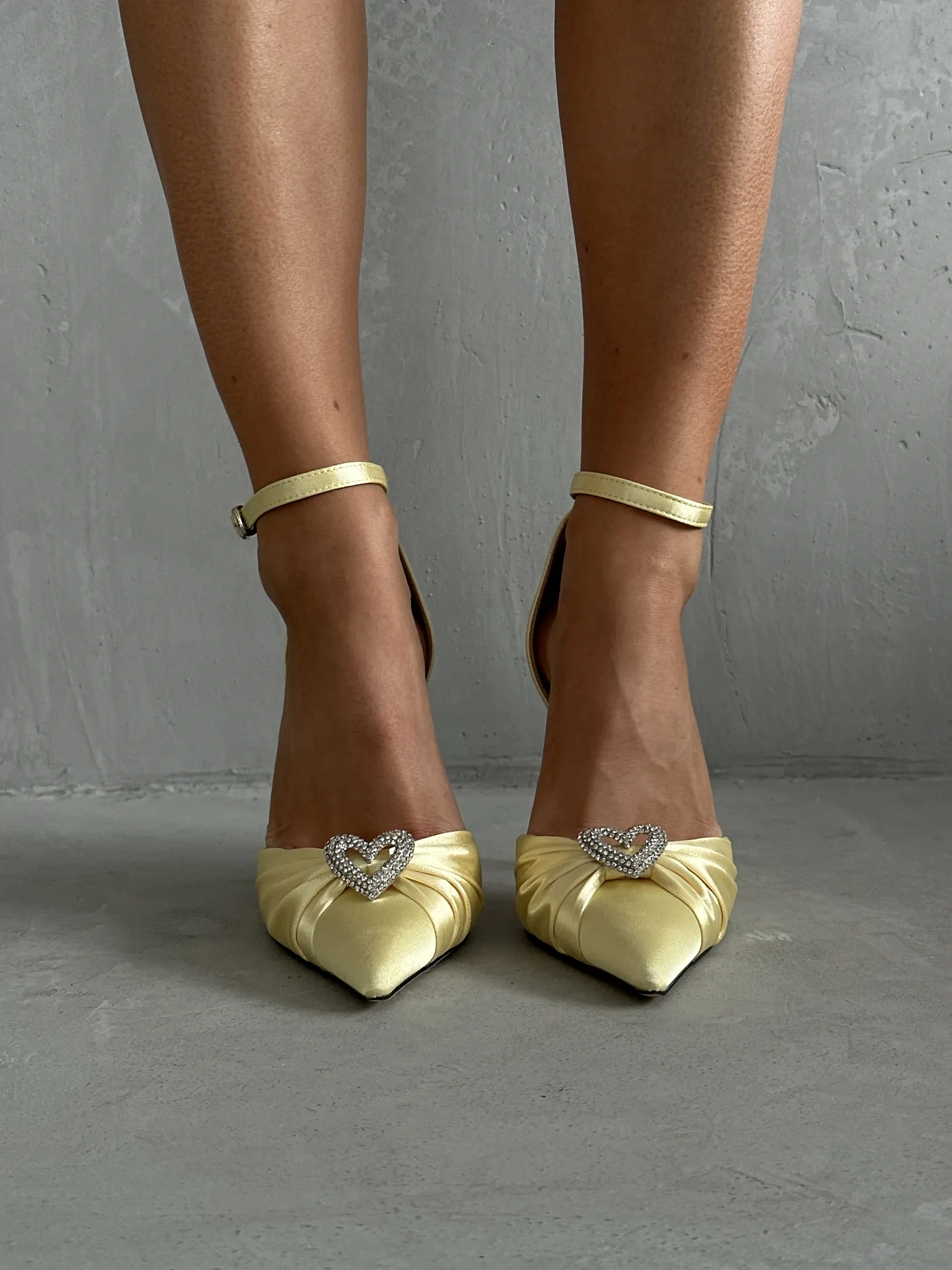 Туфли на каблуке с закрытой пяткой вечерние