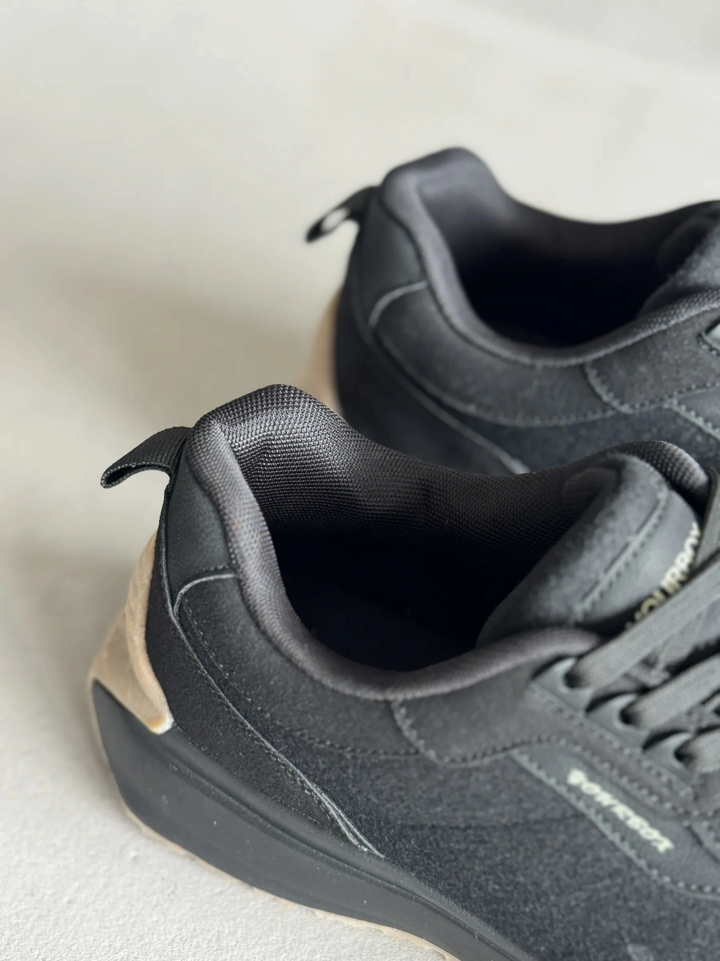 Демисезонные кроссовки спортивные