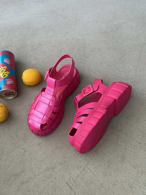 Летние босоножки на платформе