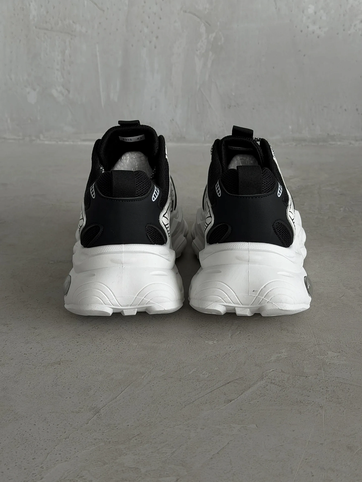 Кроссовки на высокой подошве повседневные