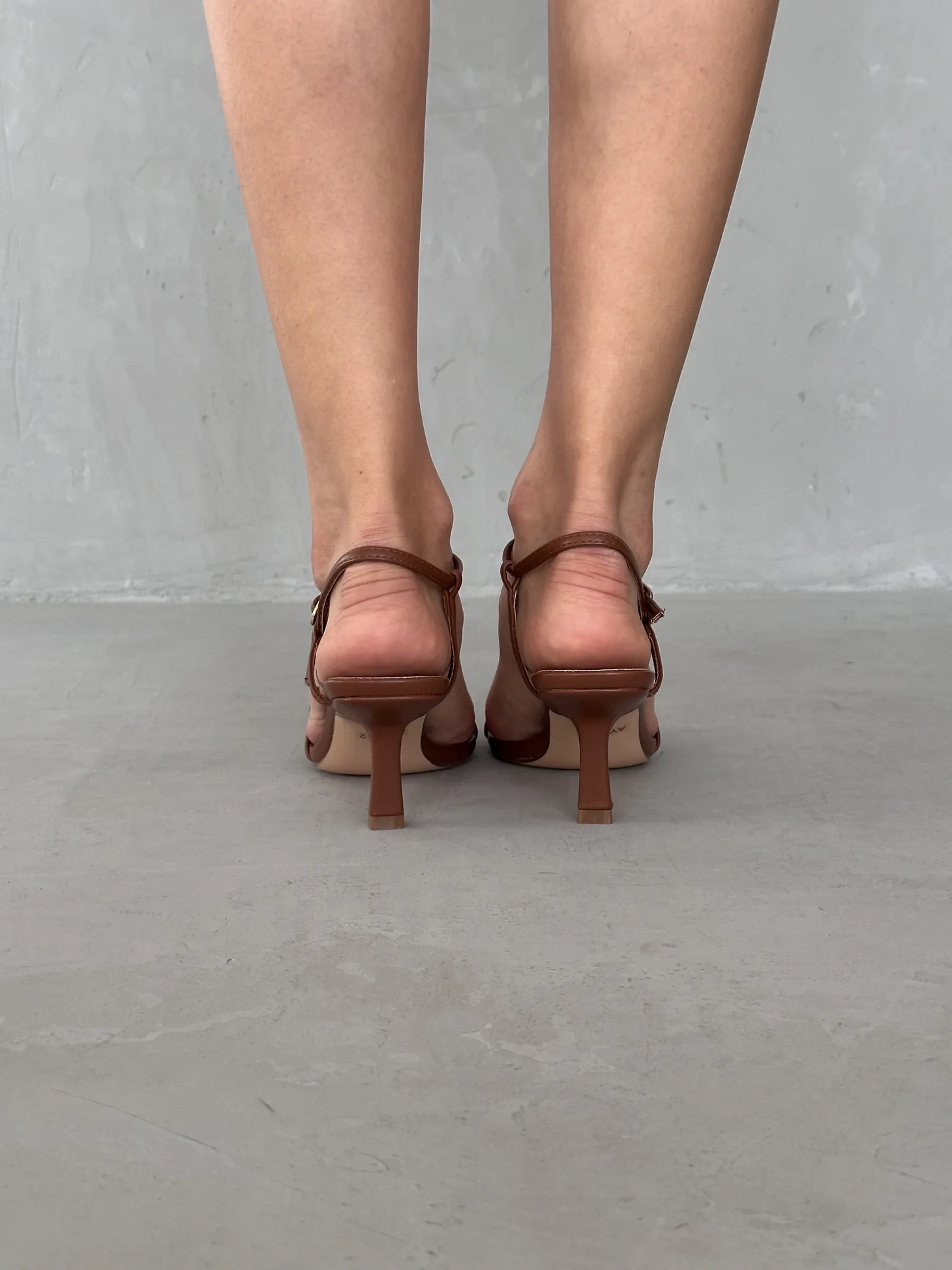 Летние босоножки на шпильке