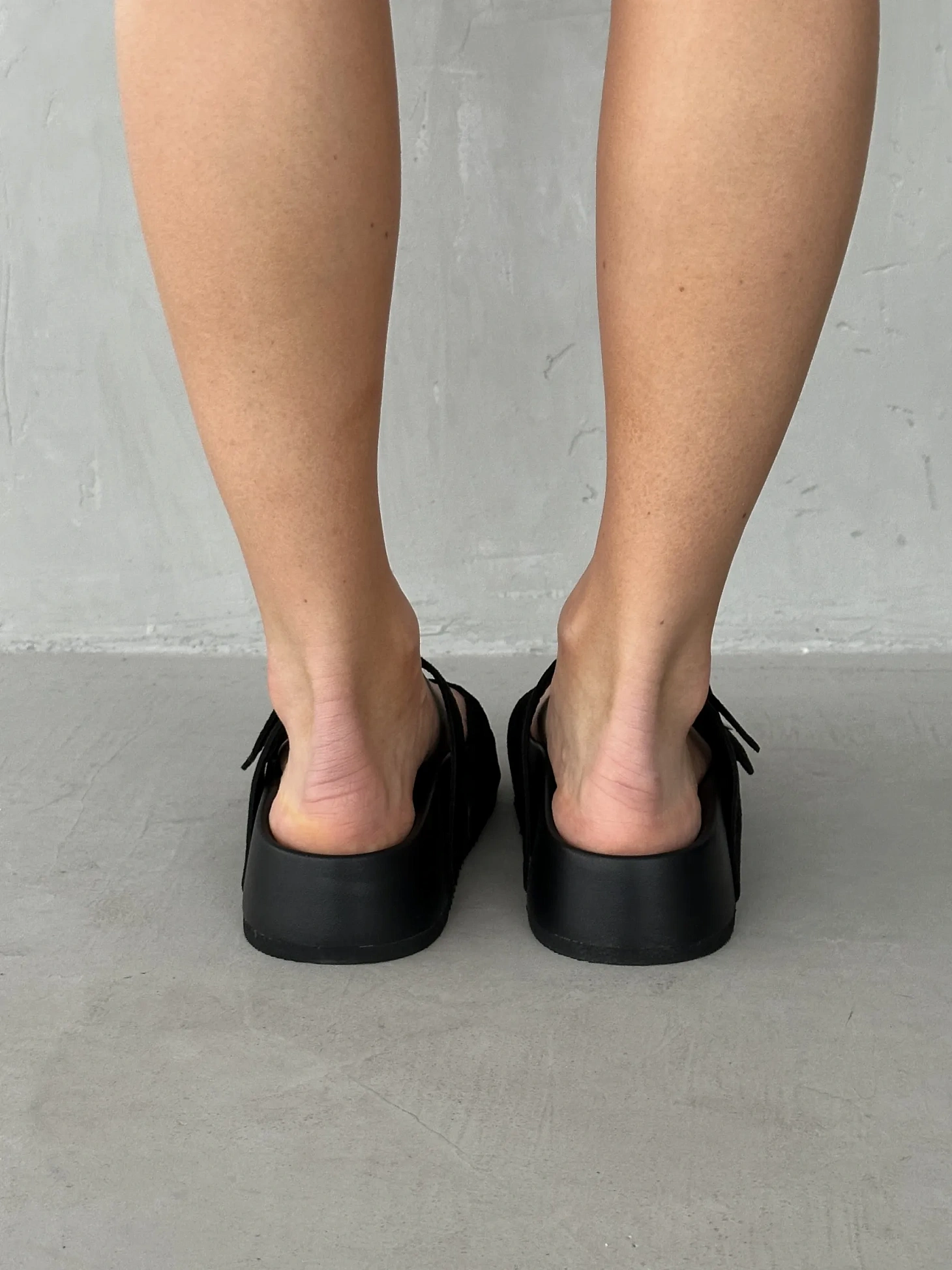 Летние босоножки женские через палец на плоской подошве