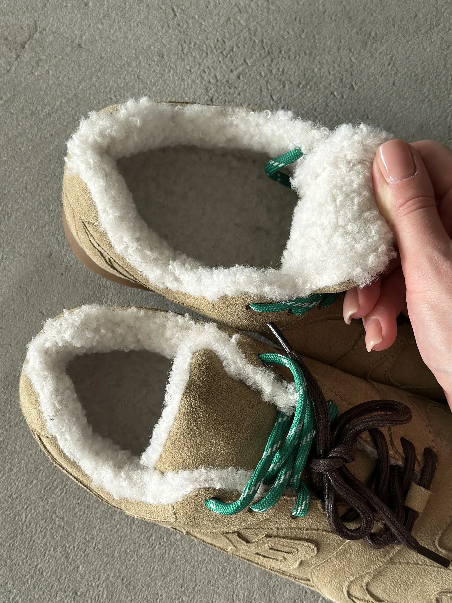 Зимние кроссовки с мехом на платформе