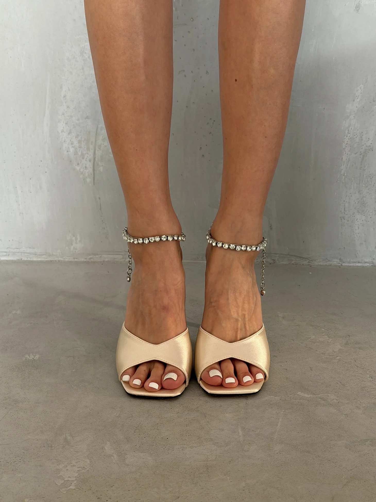 Вечерние босоножки на шпильке со стразами