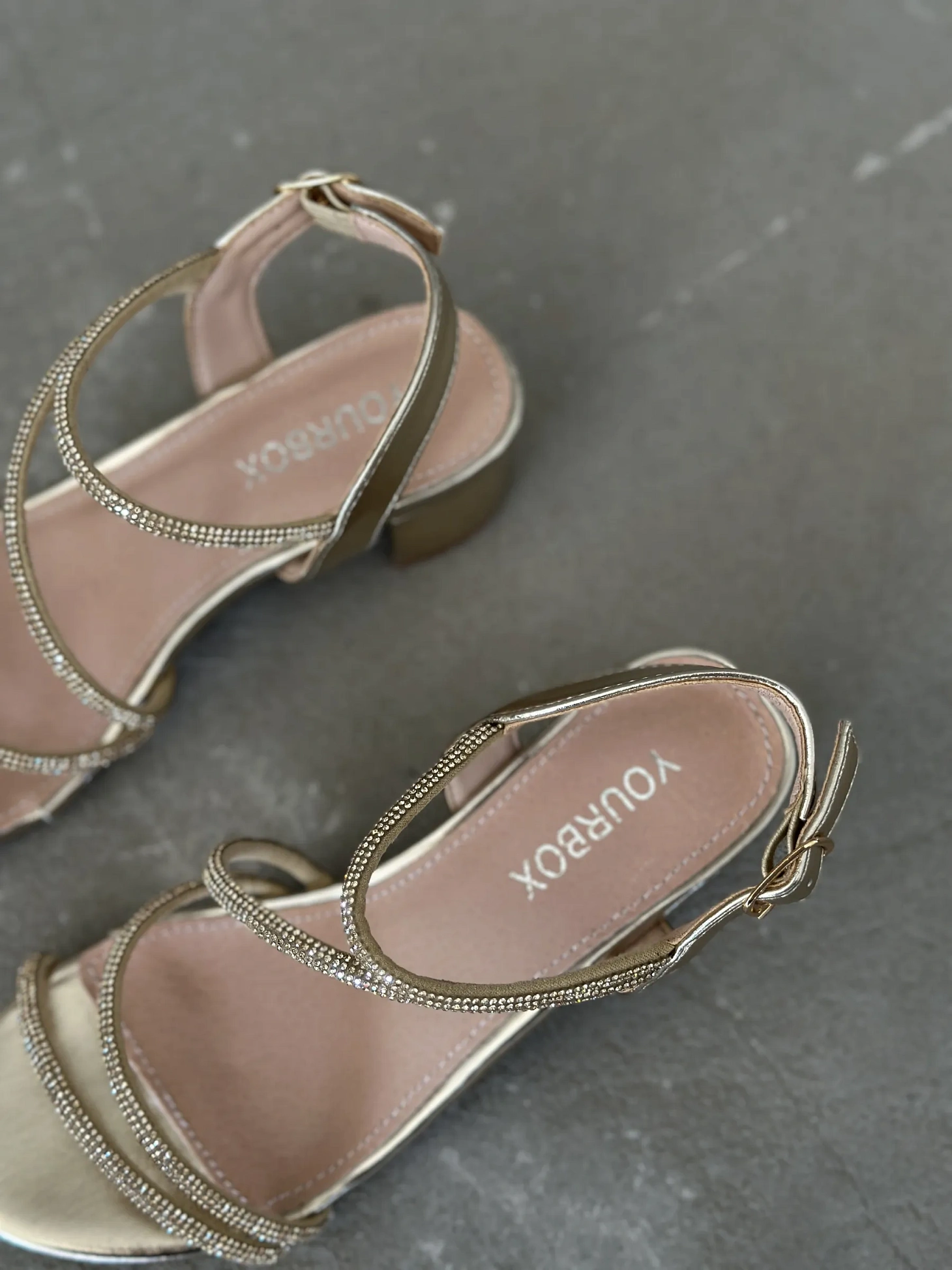 Летние босоножки подростковые на низком каблуке