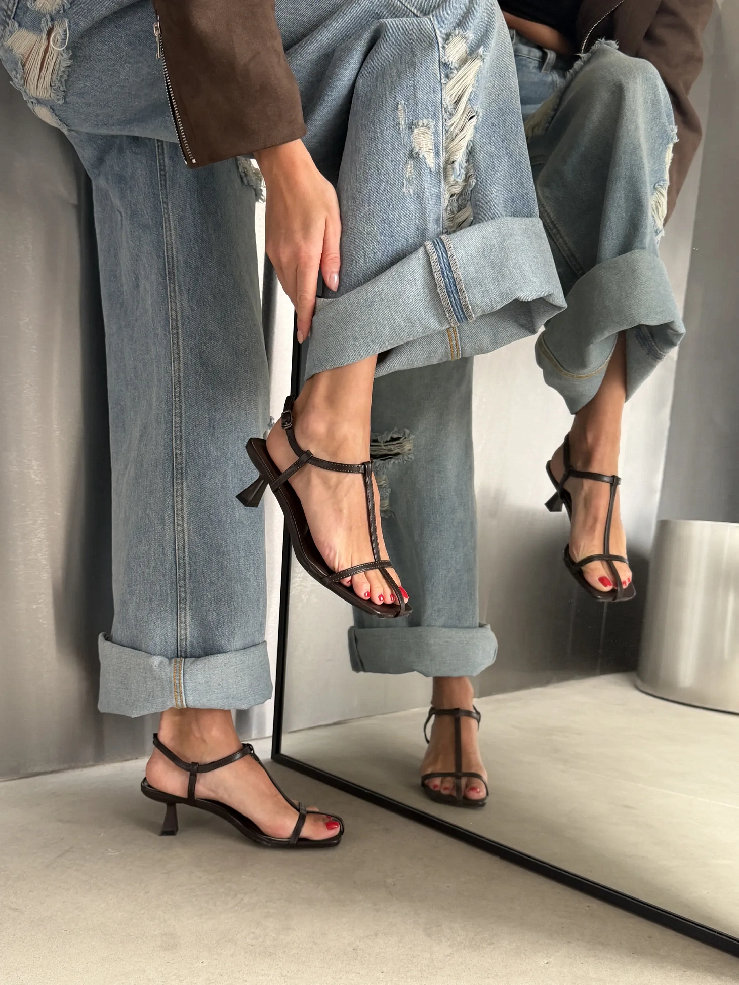 Летние босоножки женские на низком каблуке