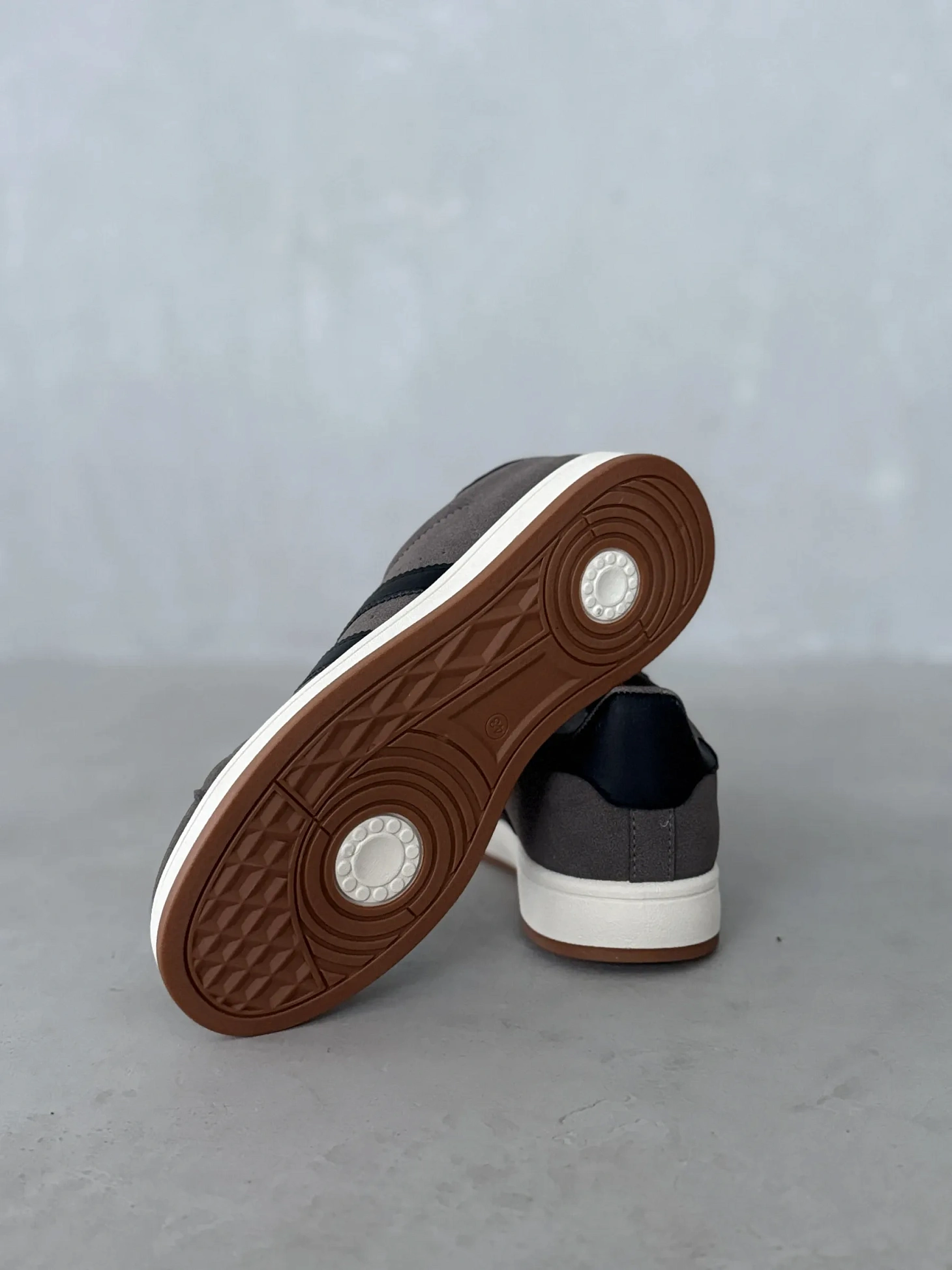 Демисезонные кроссовки спортивные