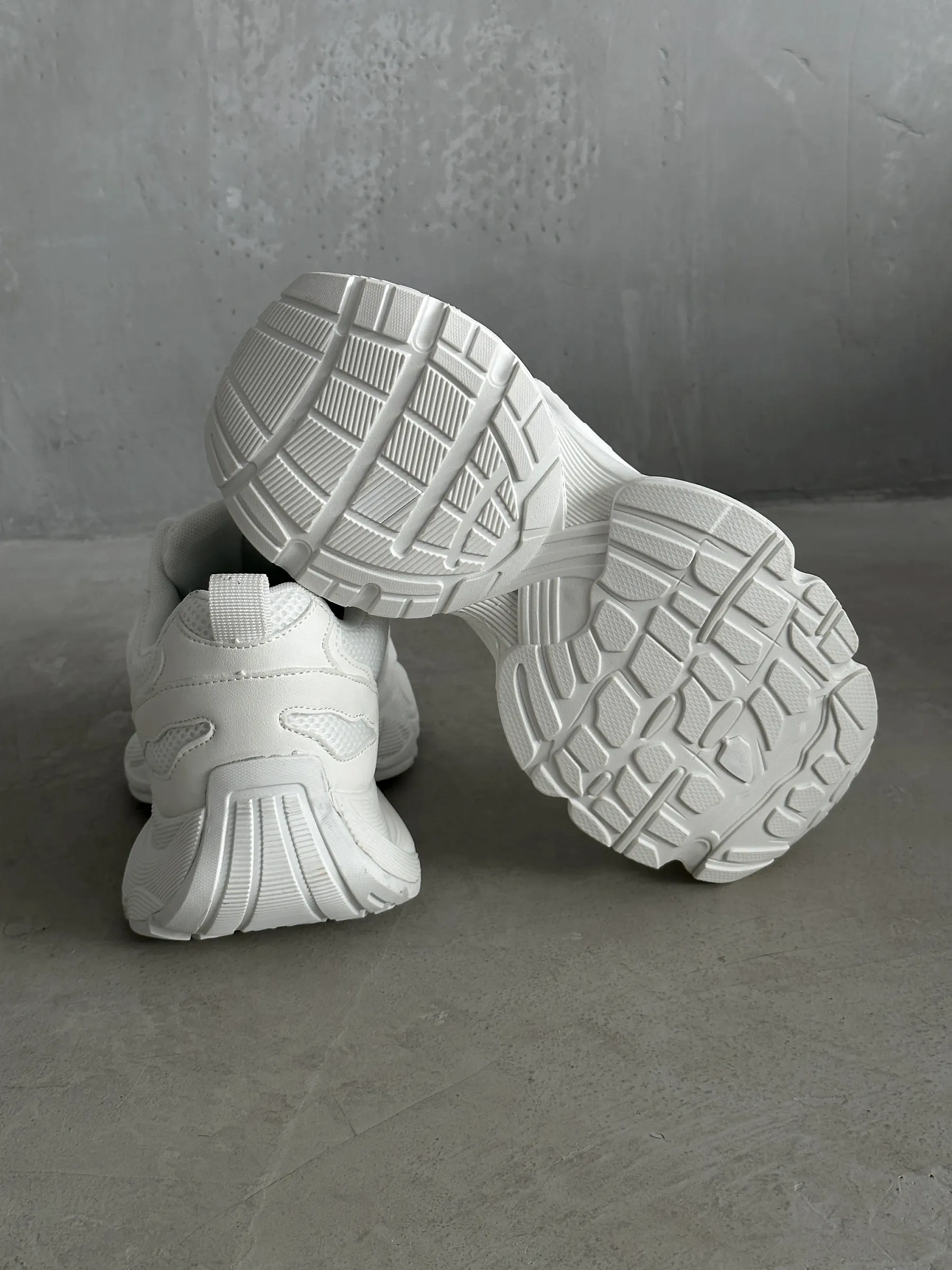 Кроссовки на высокой подошве повседневные