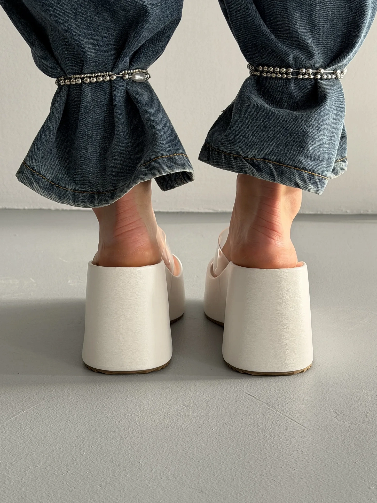 Летние босоножки женские на танкетке