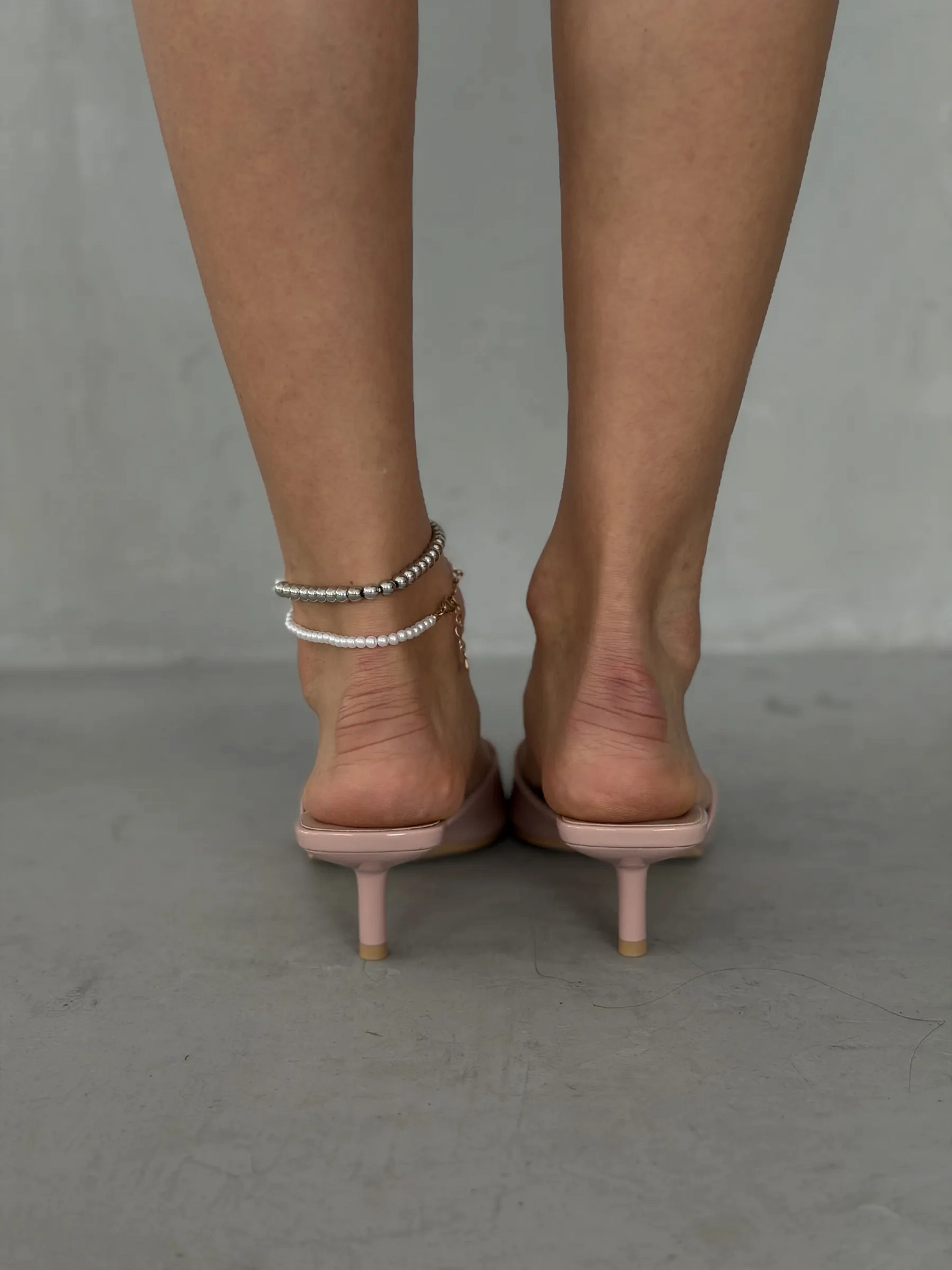 Летние босоножки женские на низком каблуке шпильке