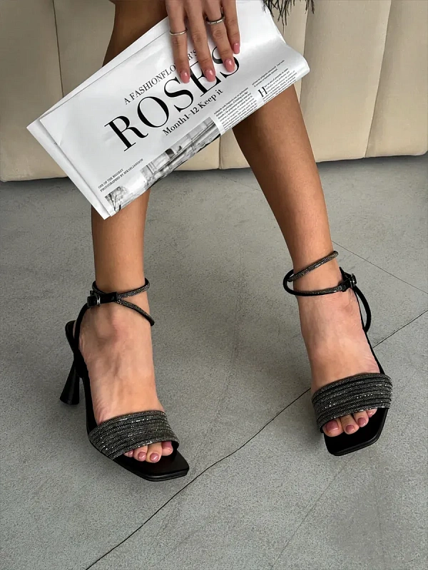 Летние босоножки на шпильке