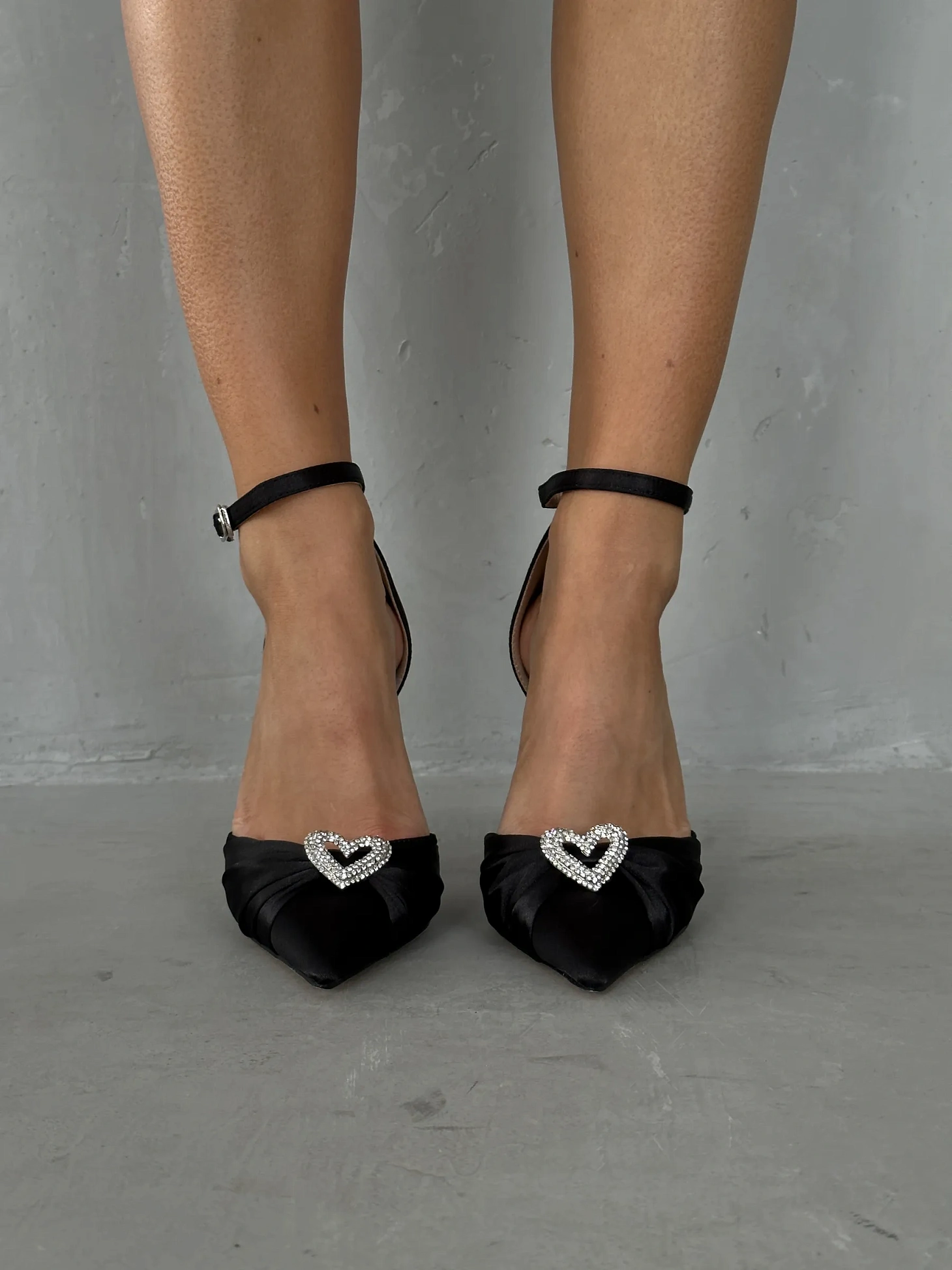 Туфли на каблуке с закрытой пяткой вечерние