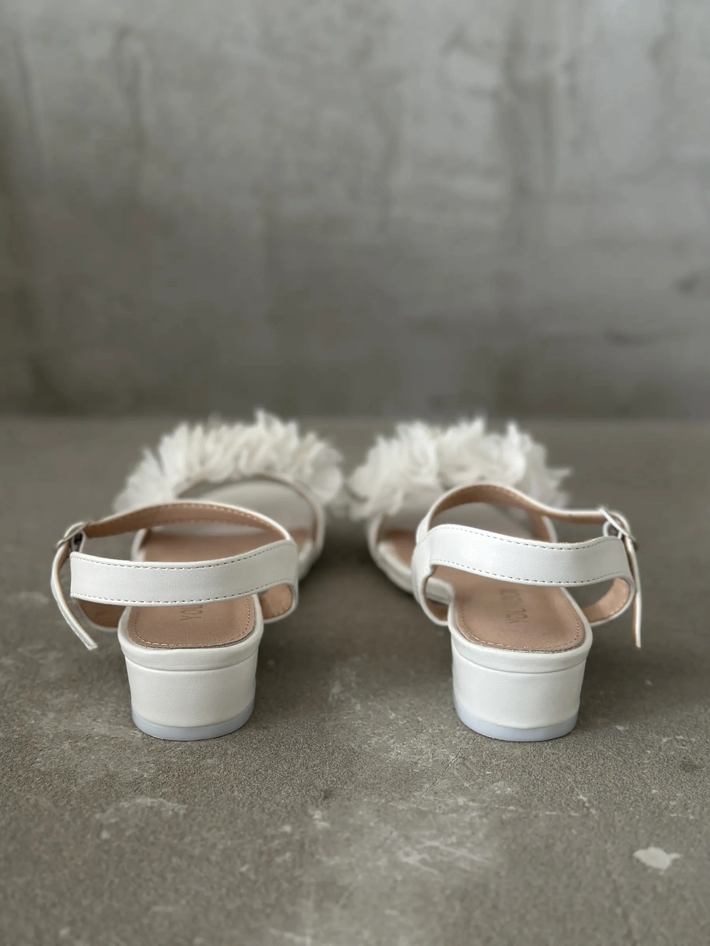 Летние босоножки подростковые на низком каблуке