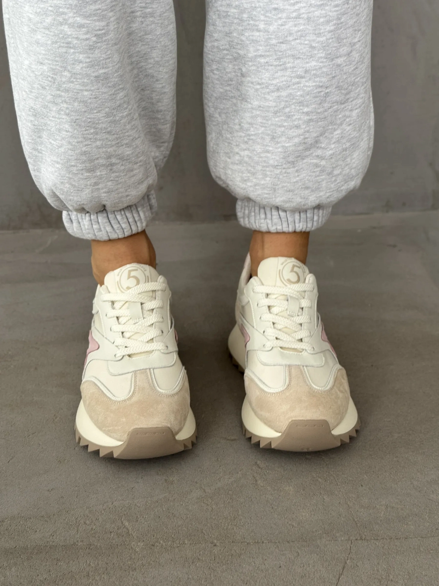 Кроссовки женские кожа